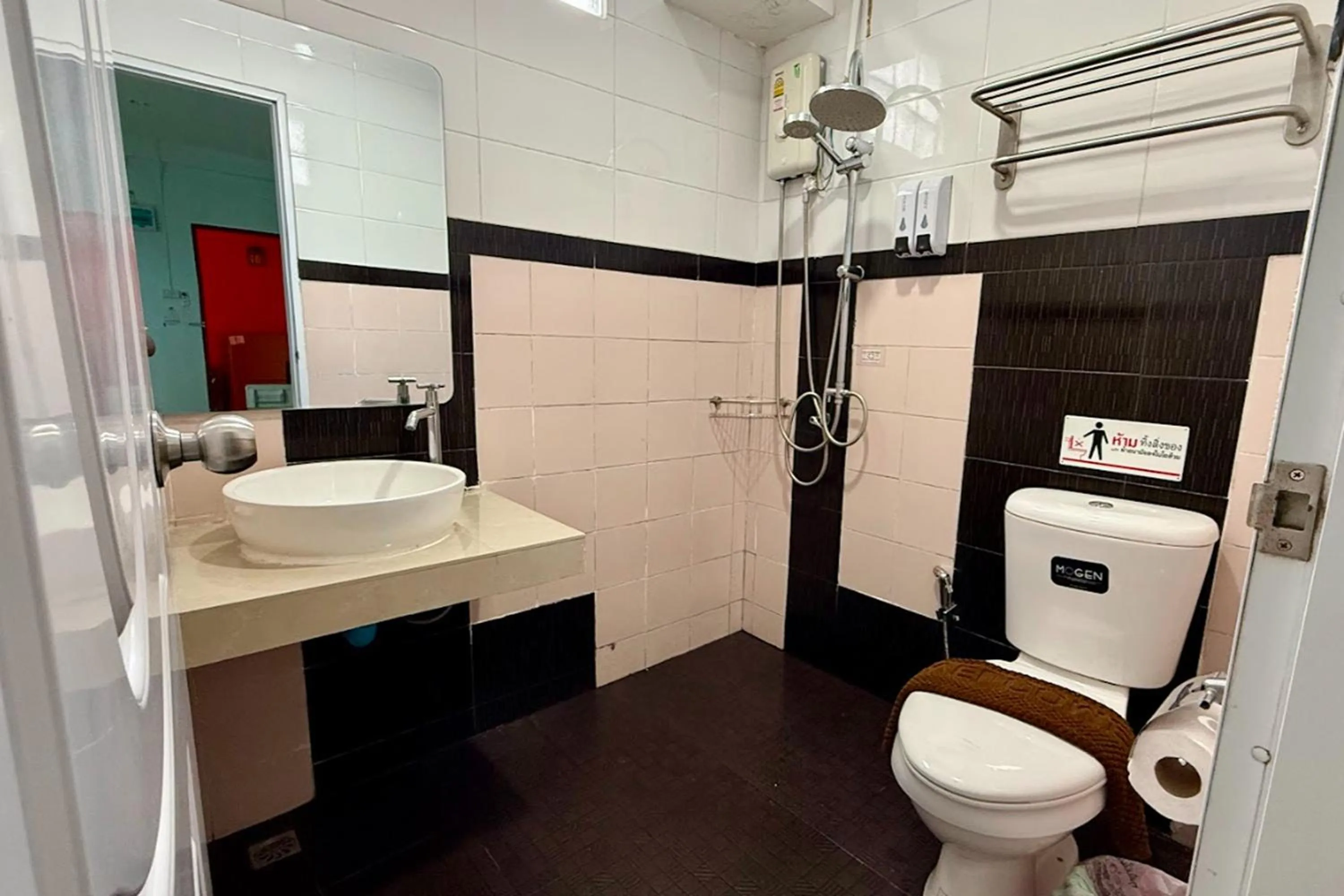 Shower in Chat House Chiang Rai