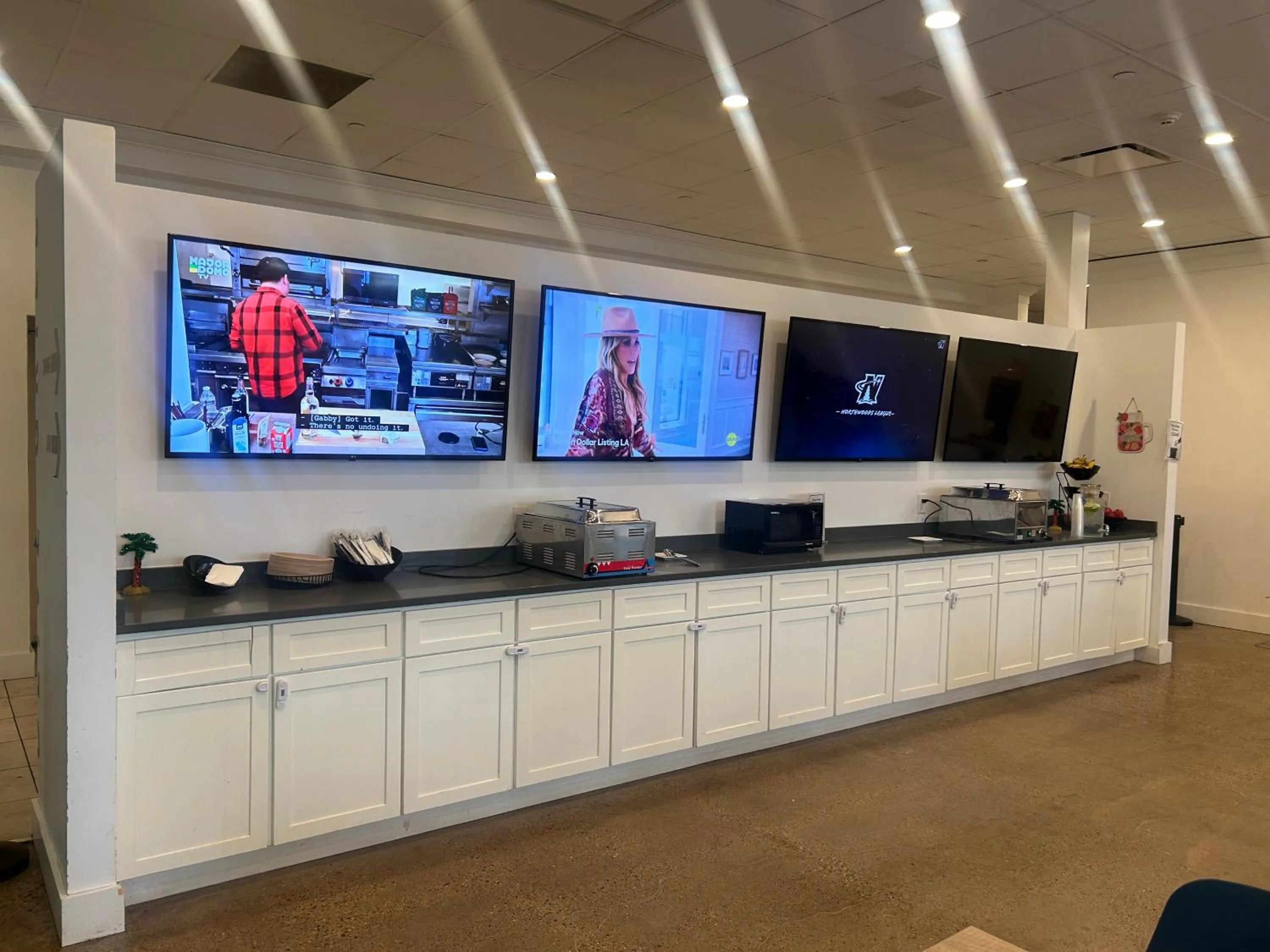 Kitchen or kitchenette in Ramada by Wyndham Newark/Wilmington