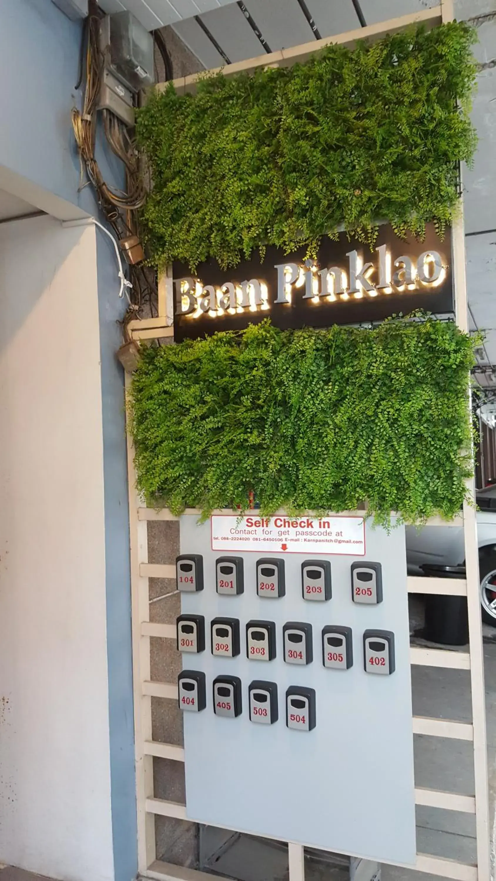 Facade/entrance in Baan Pinklao Facade/entrance in Baan Pinklao