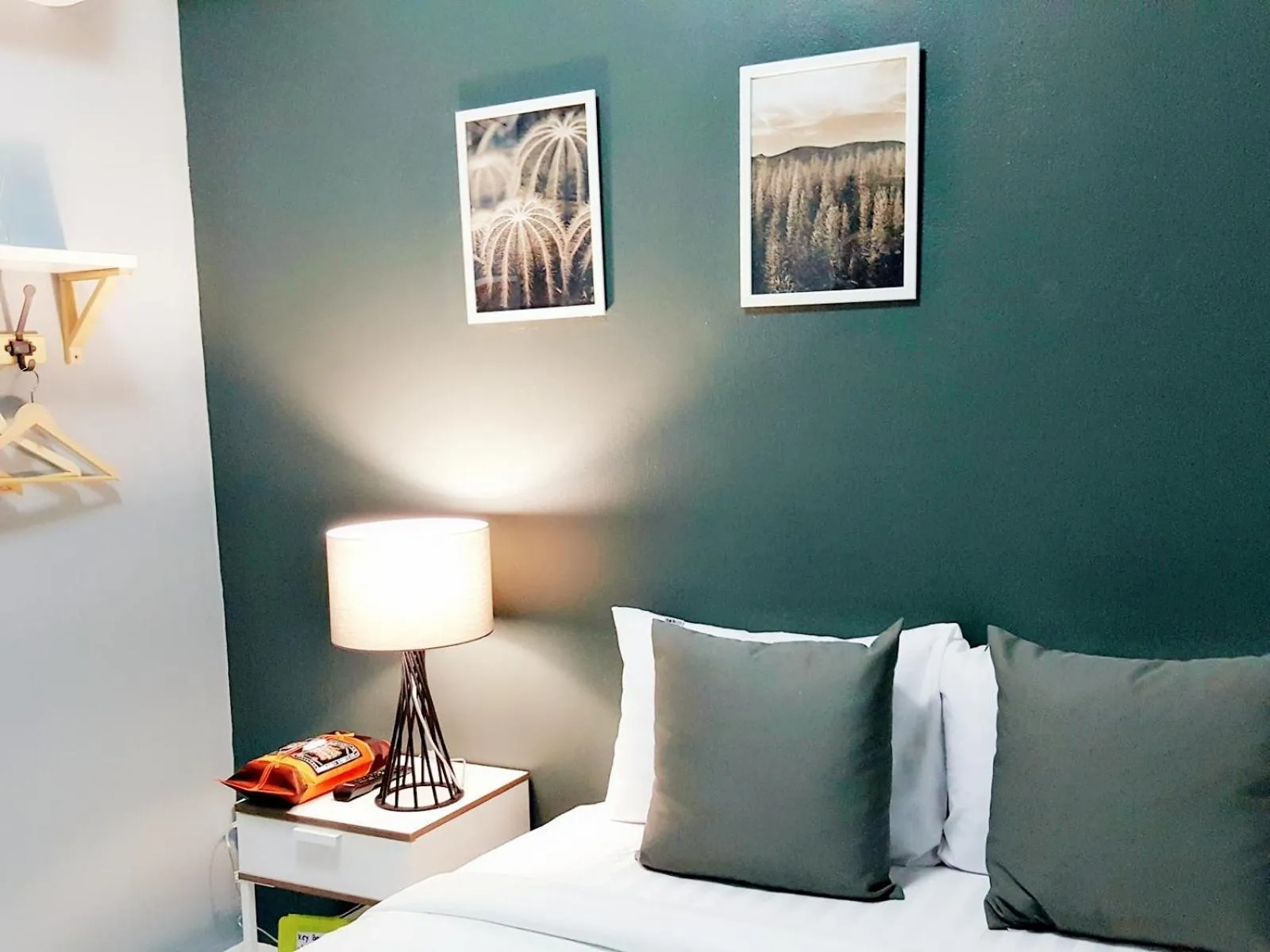 Photo of the whole room, Bed in Baan Pinklao