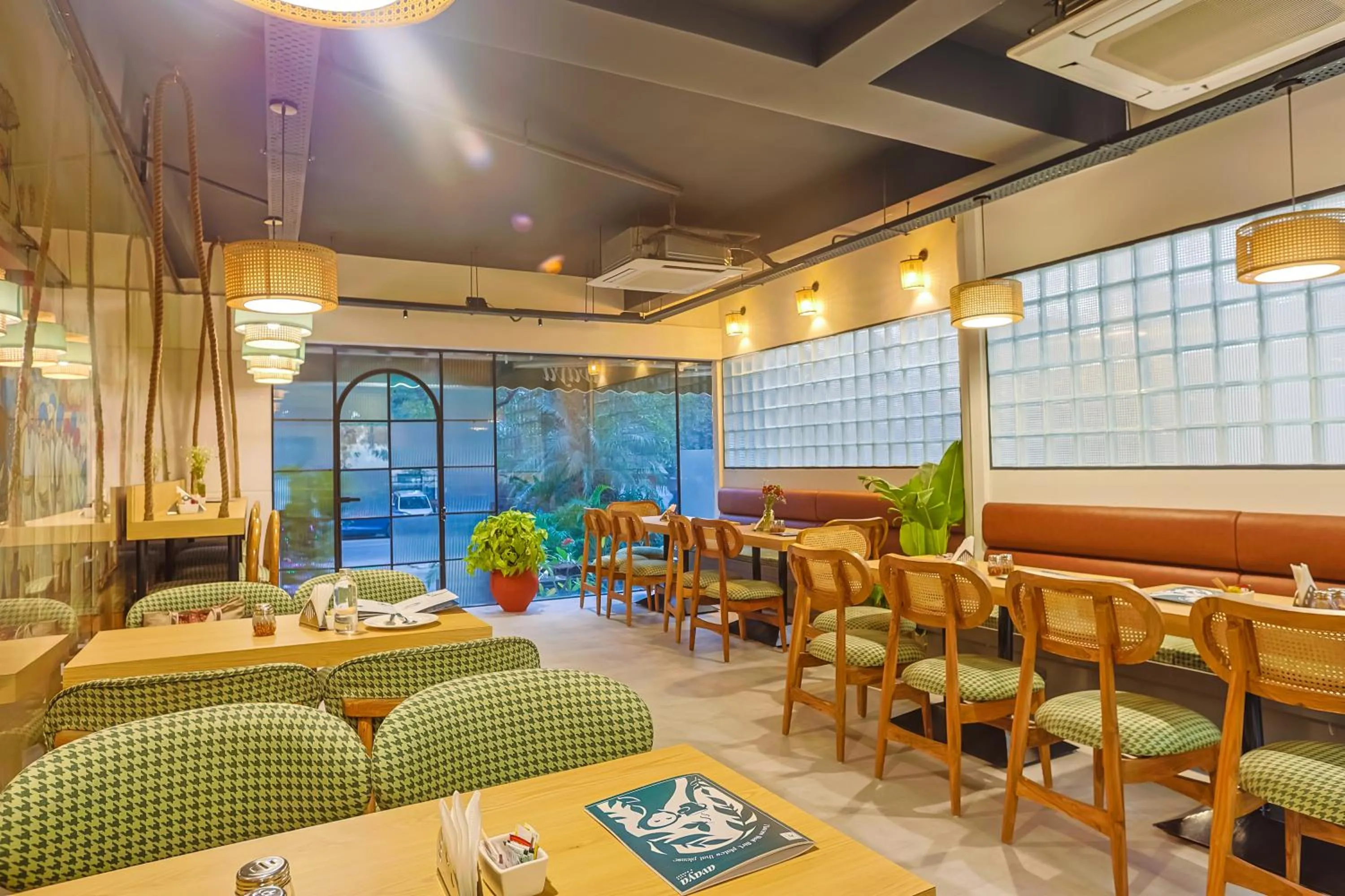 Restaurant/places to eat in Amber Inn by Orion Hotels