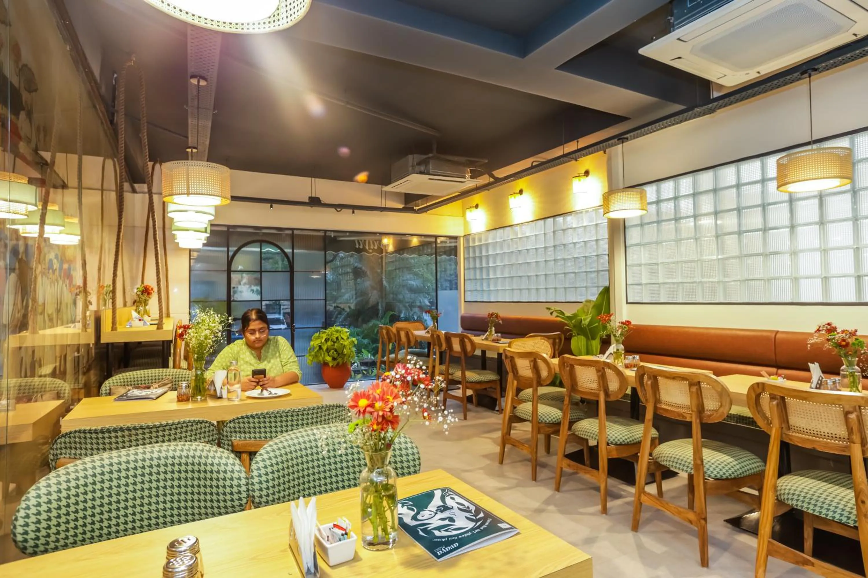 Restaurant/places to eat in Amber Inn by Orion Hotels