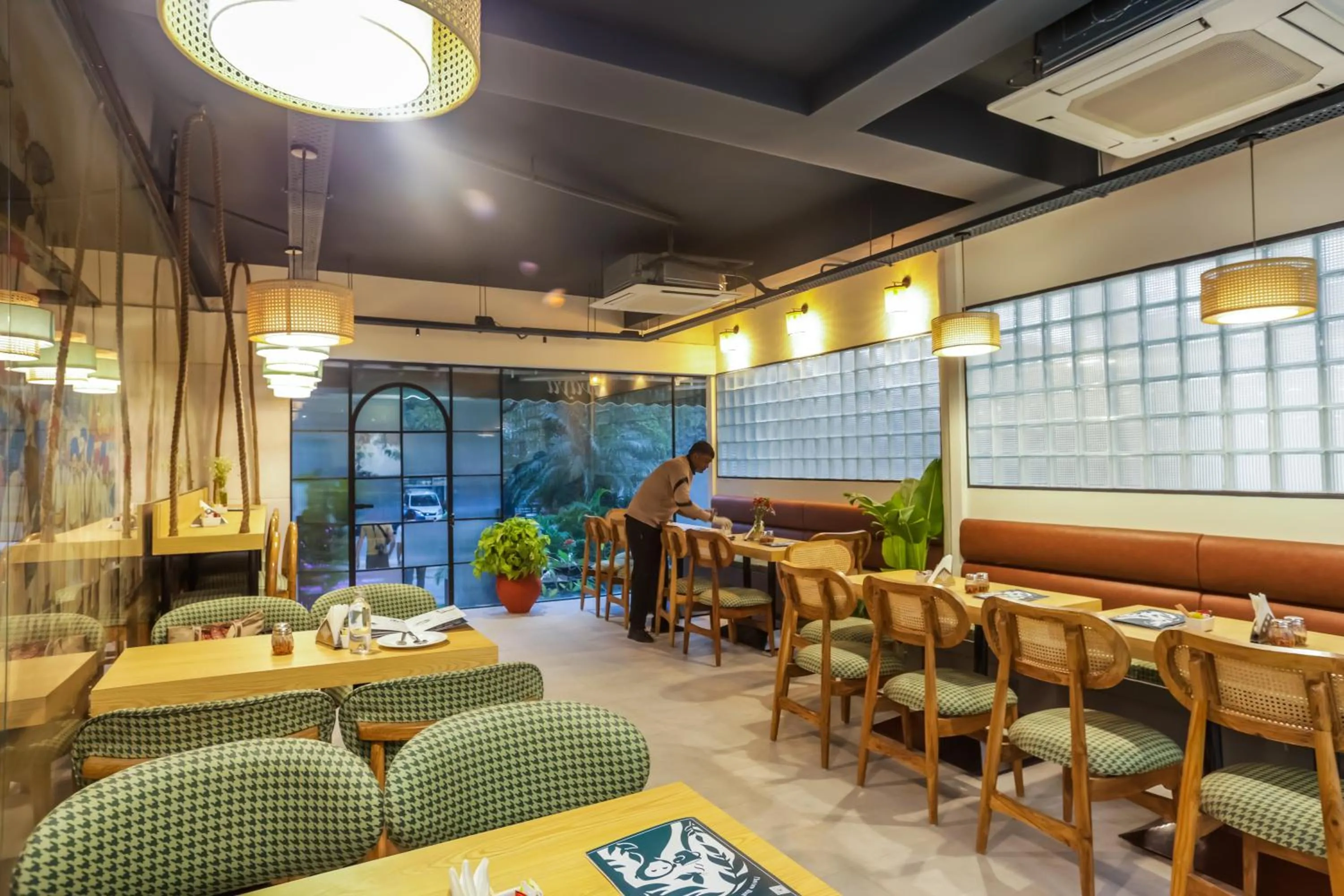 Restaurant/places to eat in Amber Inn by Orion Hotels