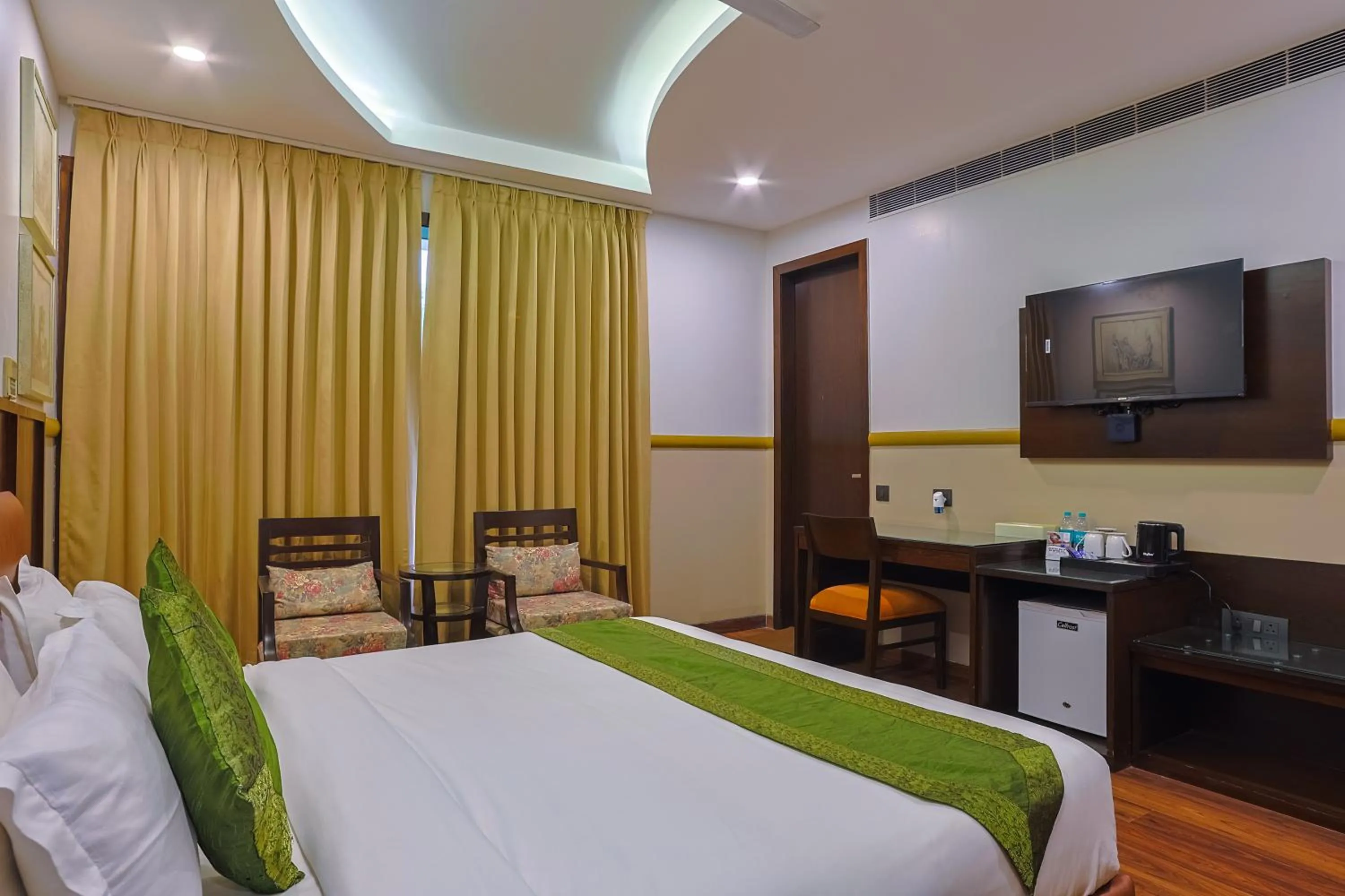 TV and multimedia, Bed in Amber Inn by Orion Hotels
