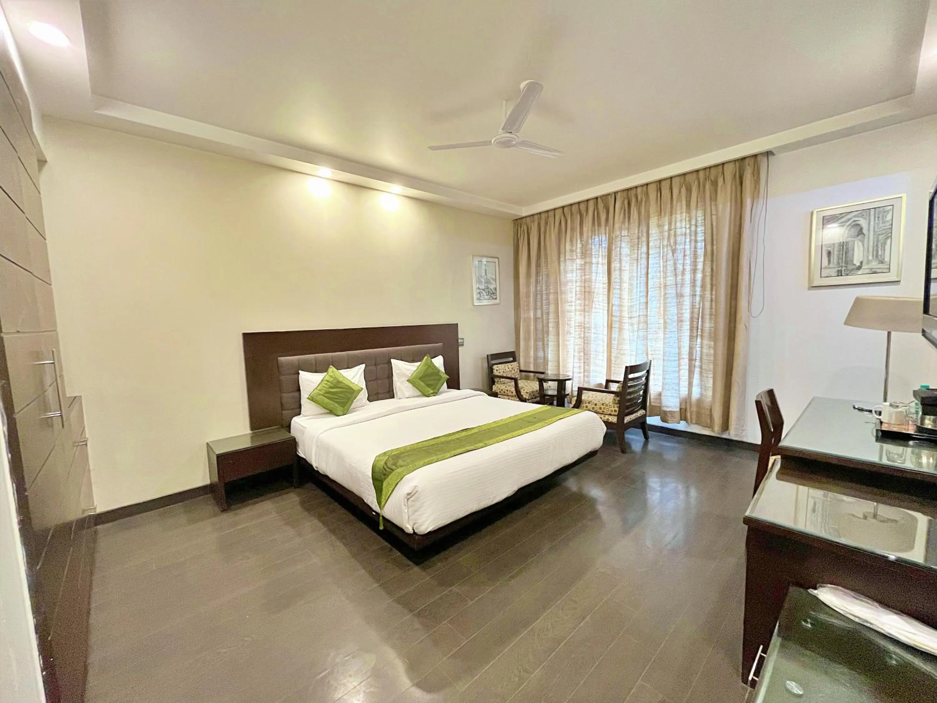 Photo of the whole room, Bed in Amber Inn by Orion Hotels