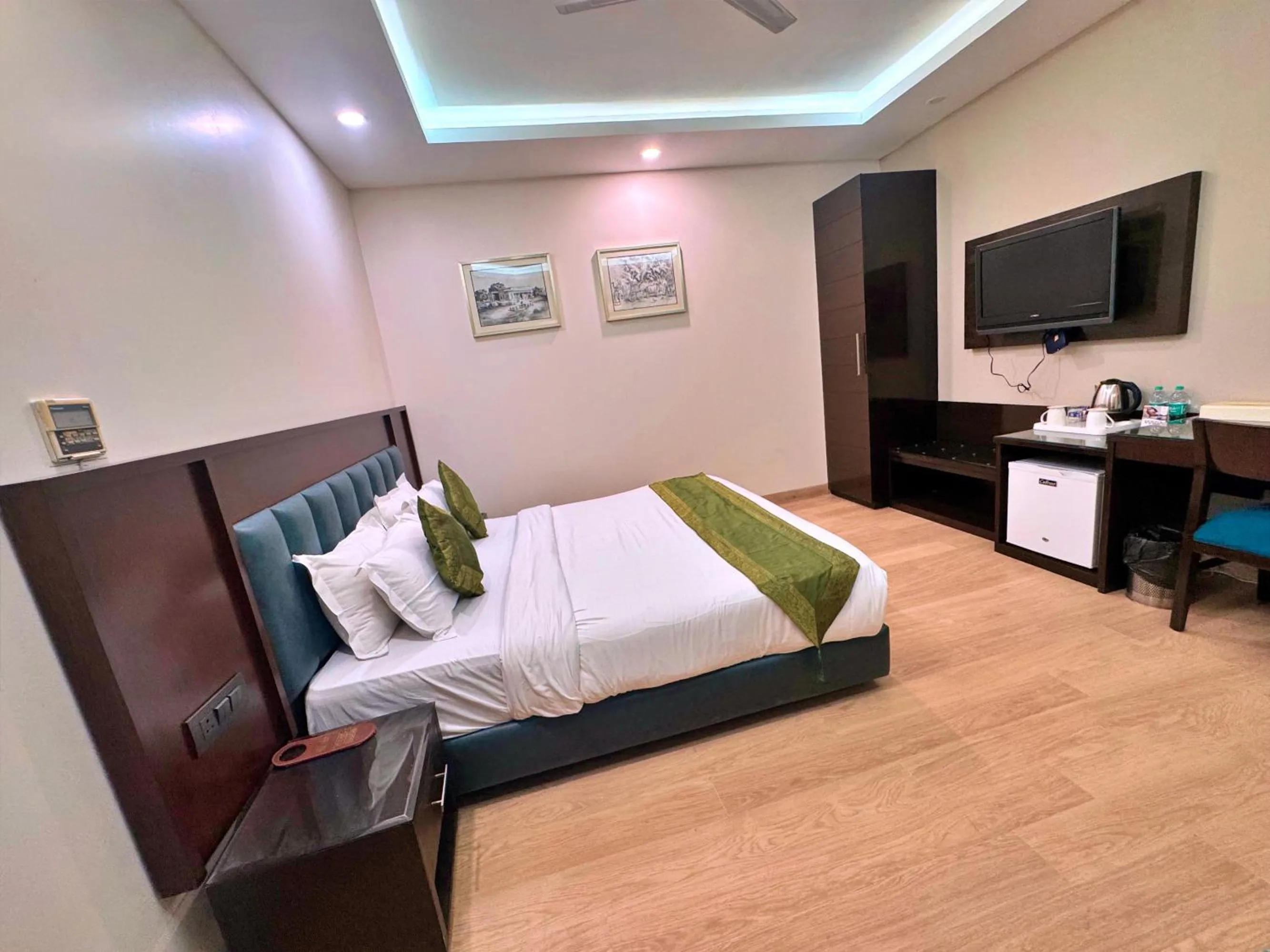 TV and multimedia, Bed in Amber Inn by Orion Hotels