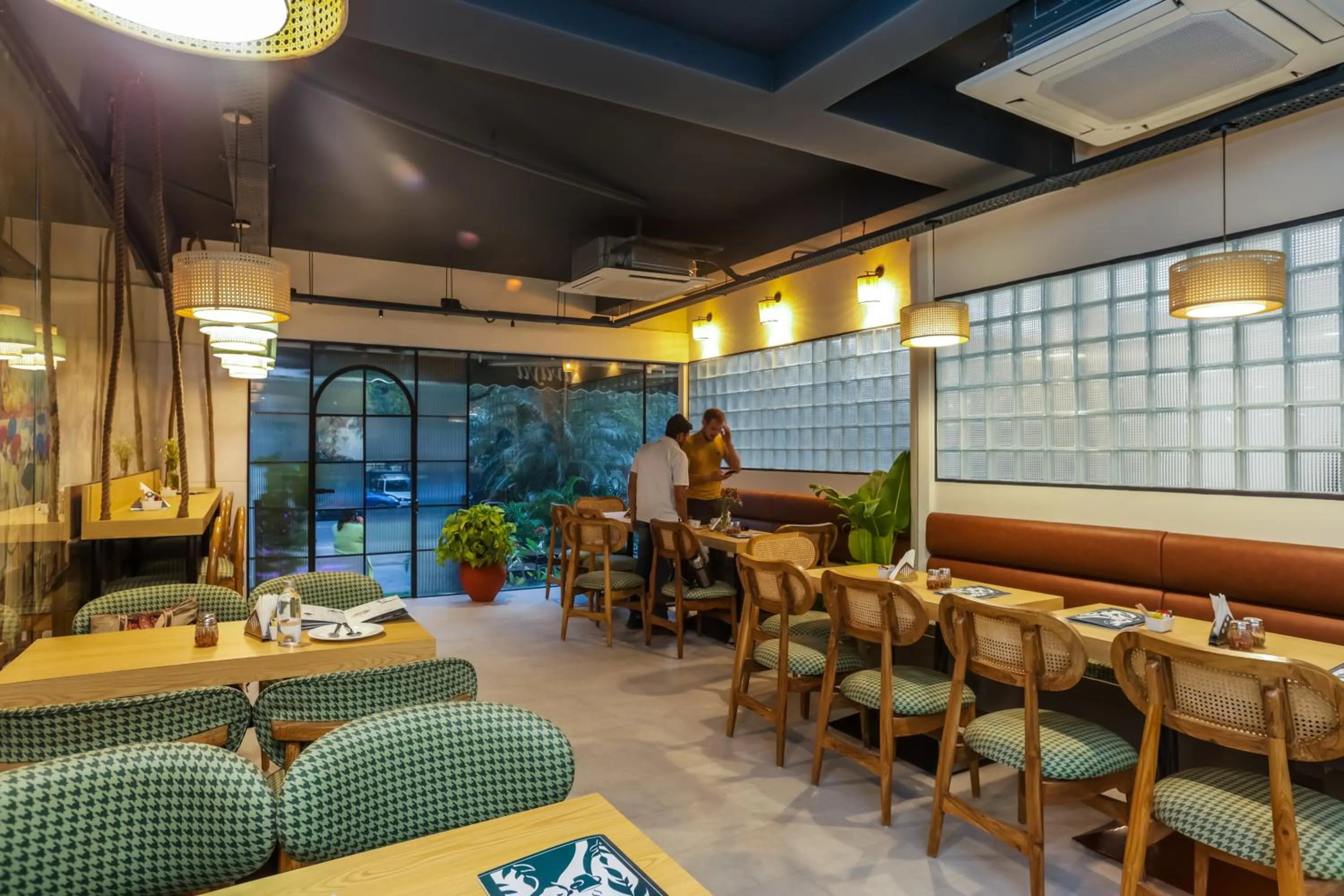 Restaurant/places to eat in Amber Inn by Orion Hotels