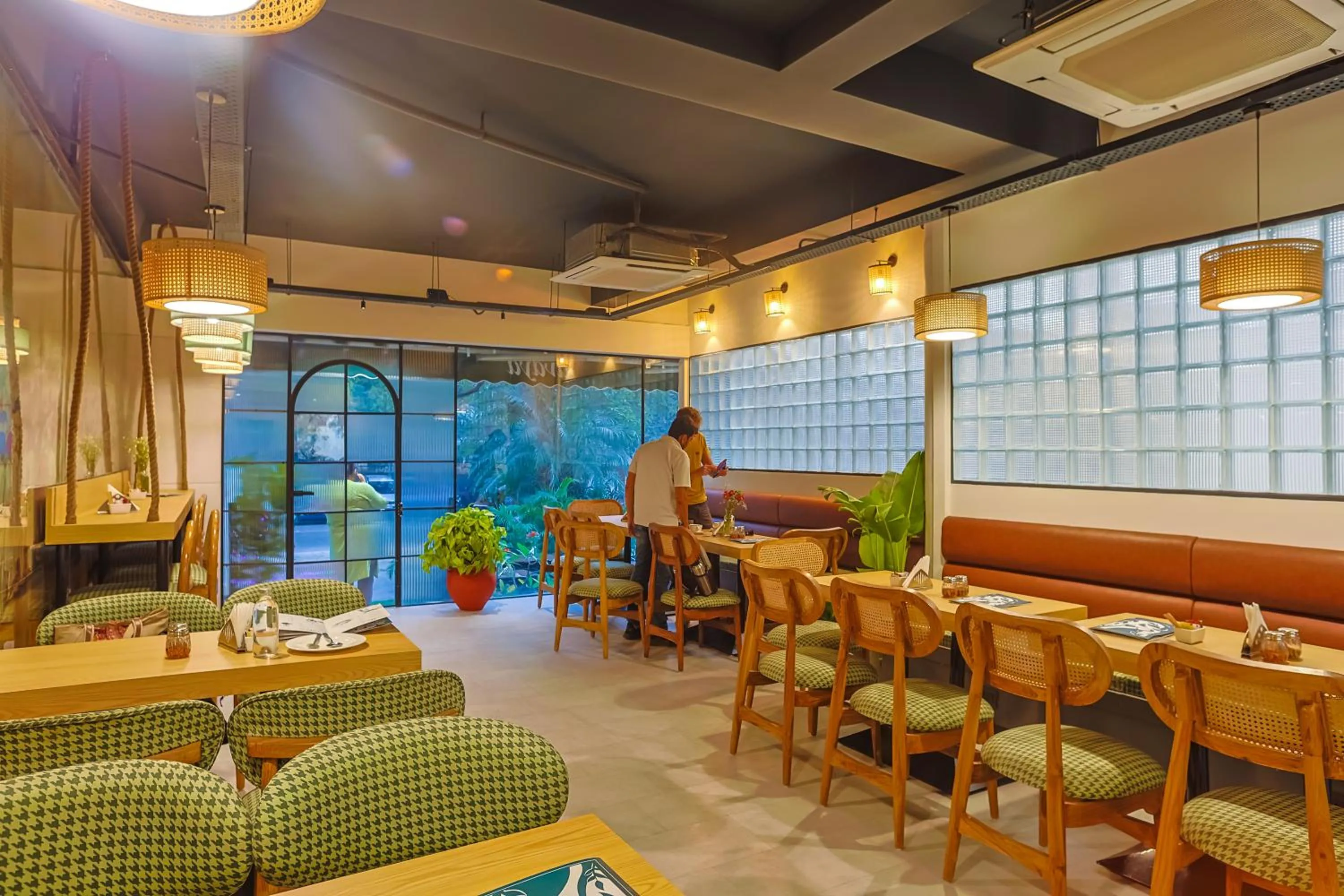 Restaurant/places to eat in Amber Inn by Orion Hotels