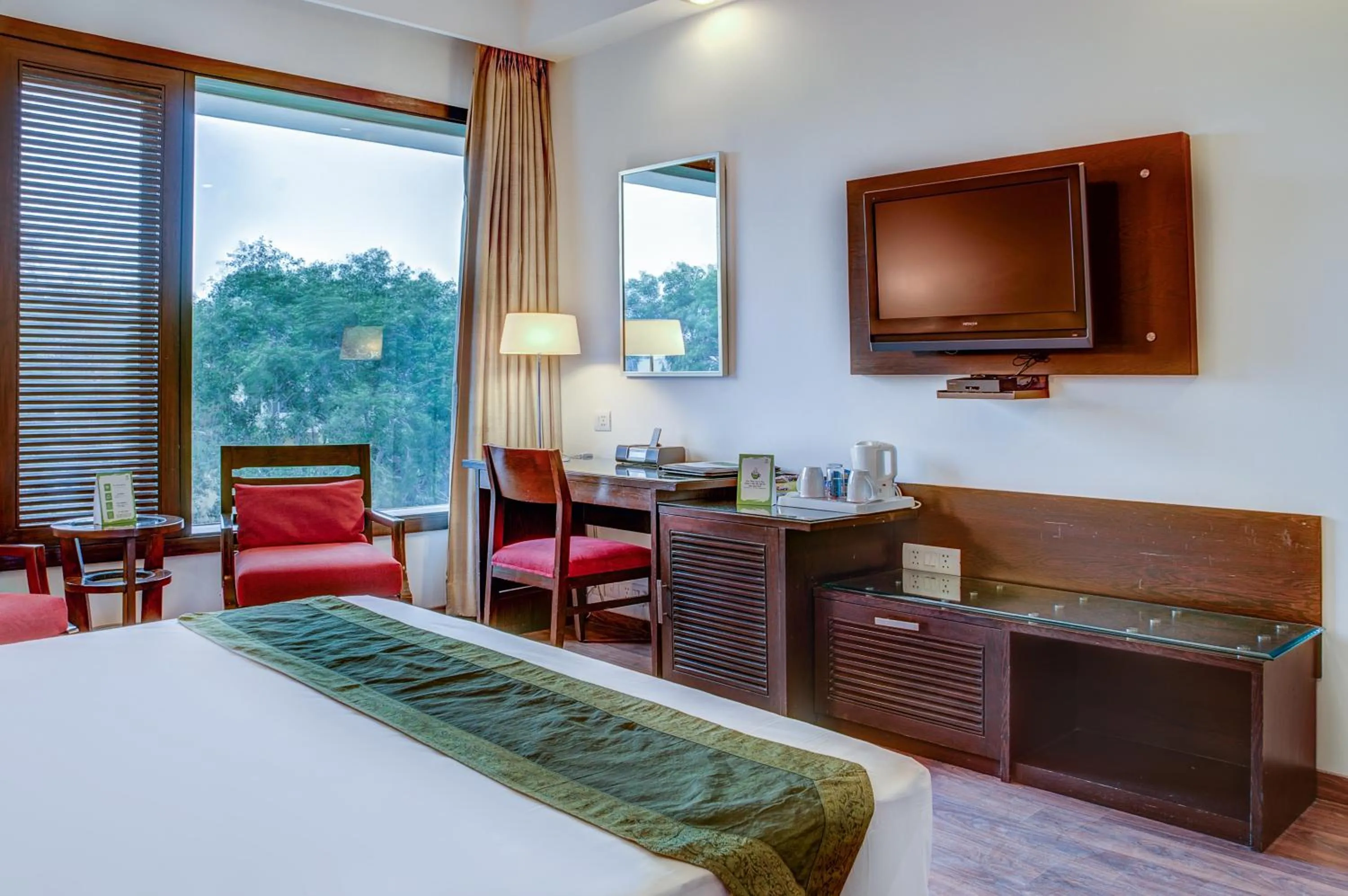 TV and multimedia, Bed in Amber Inn by Orion Hotels