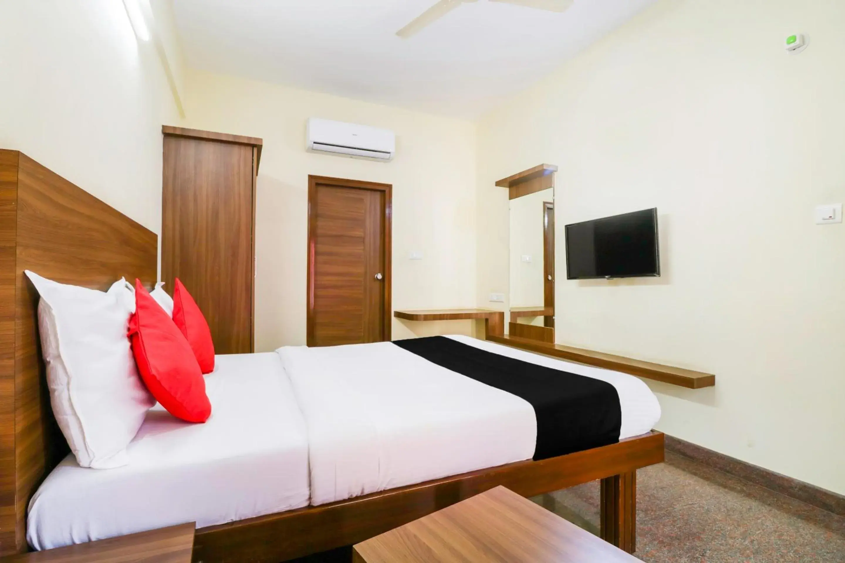 Bedroom, Bed in Super Hotel O Champion Comfort Near Hosahalli Metro Station Bedroom, Bed in Super Hotel O Champion Comfort Near Hosahalli Metro Station