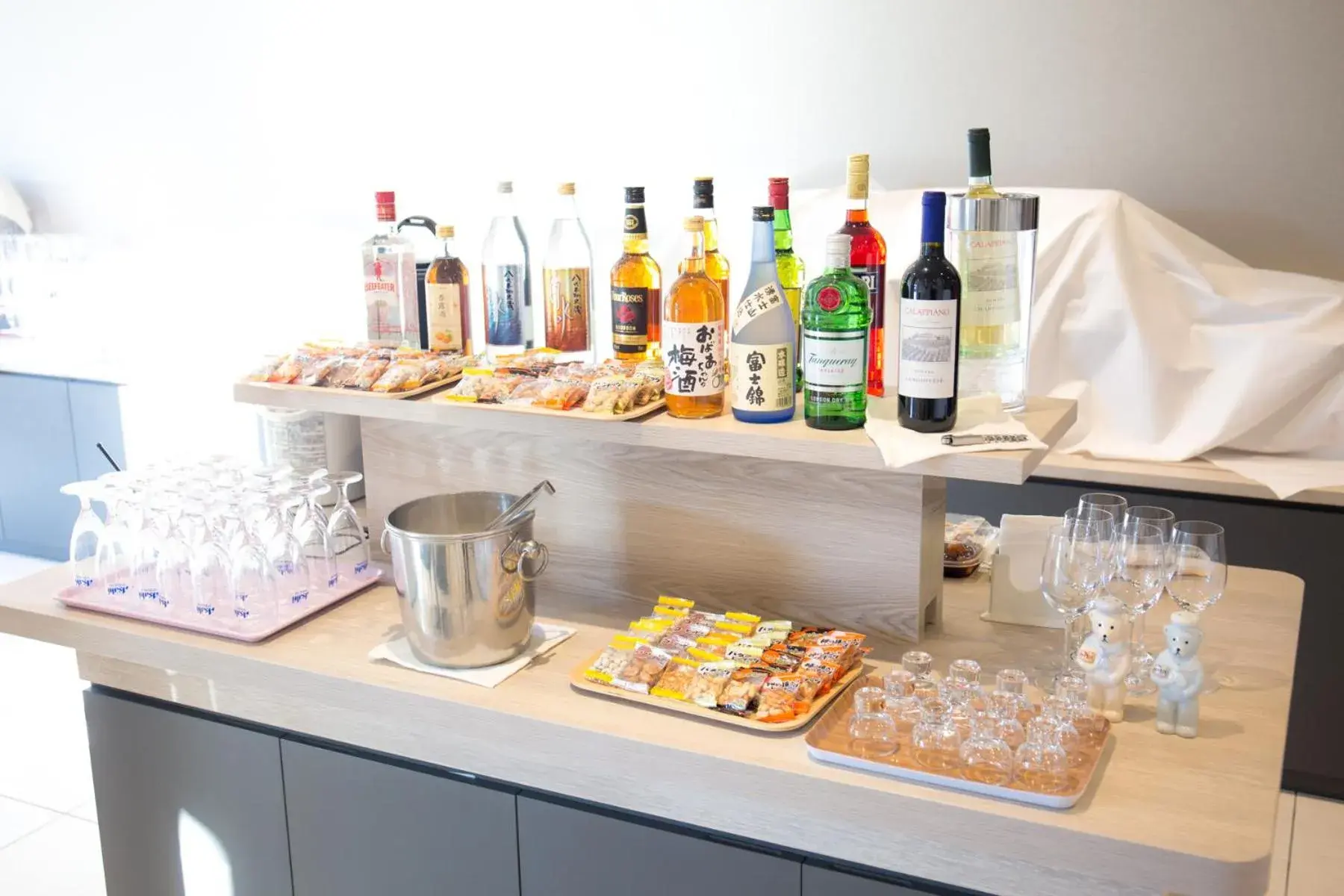 Lounge or bar in Kuretake Inn Premium Fujinomiya Lounge or bar in Kuretake Inn Premium Fujinomiya