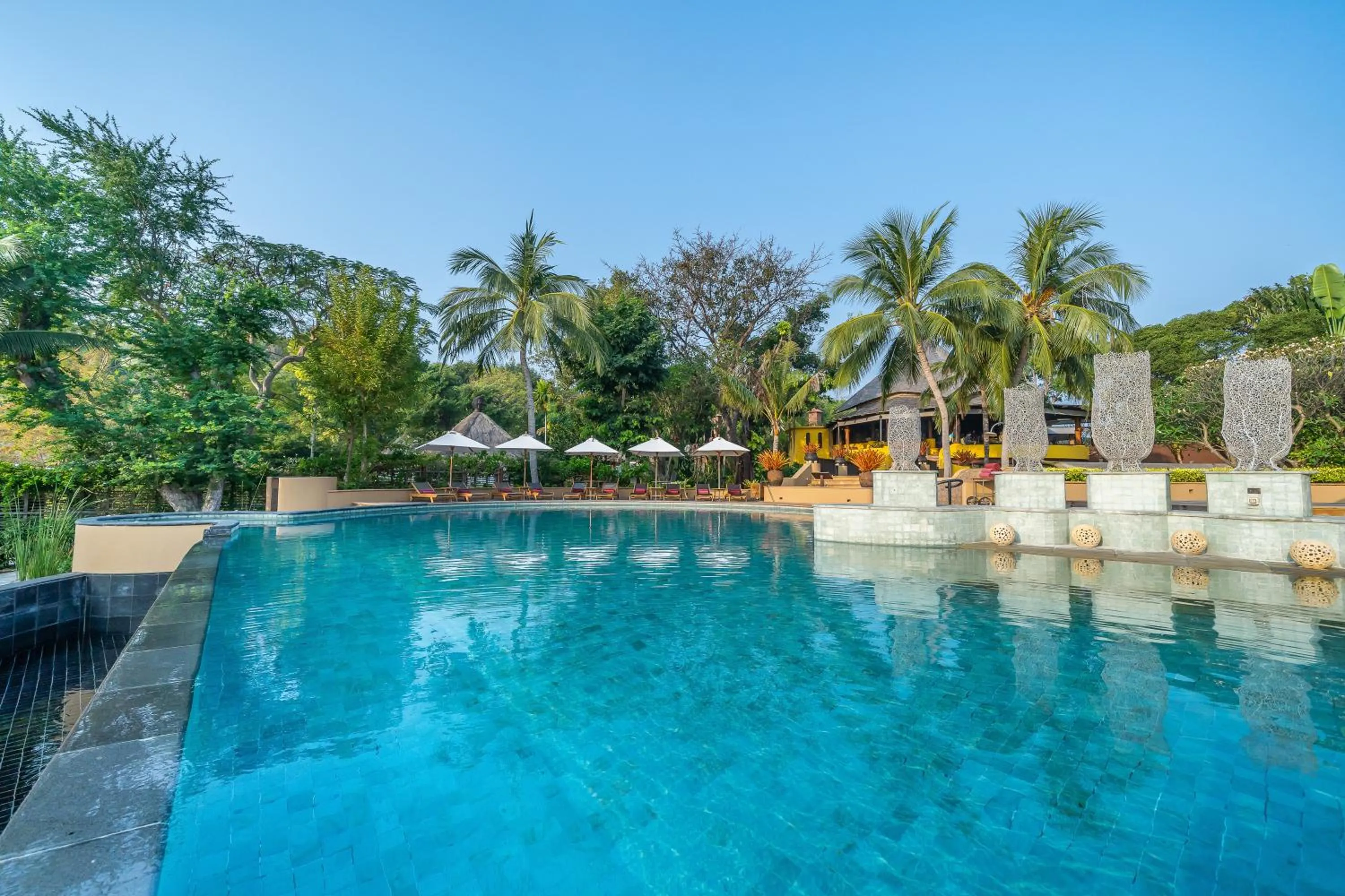 Pool view in Paradee