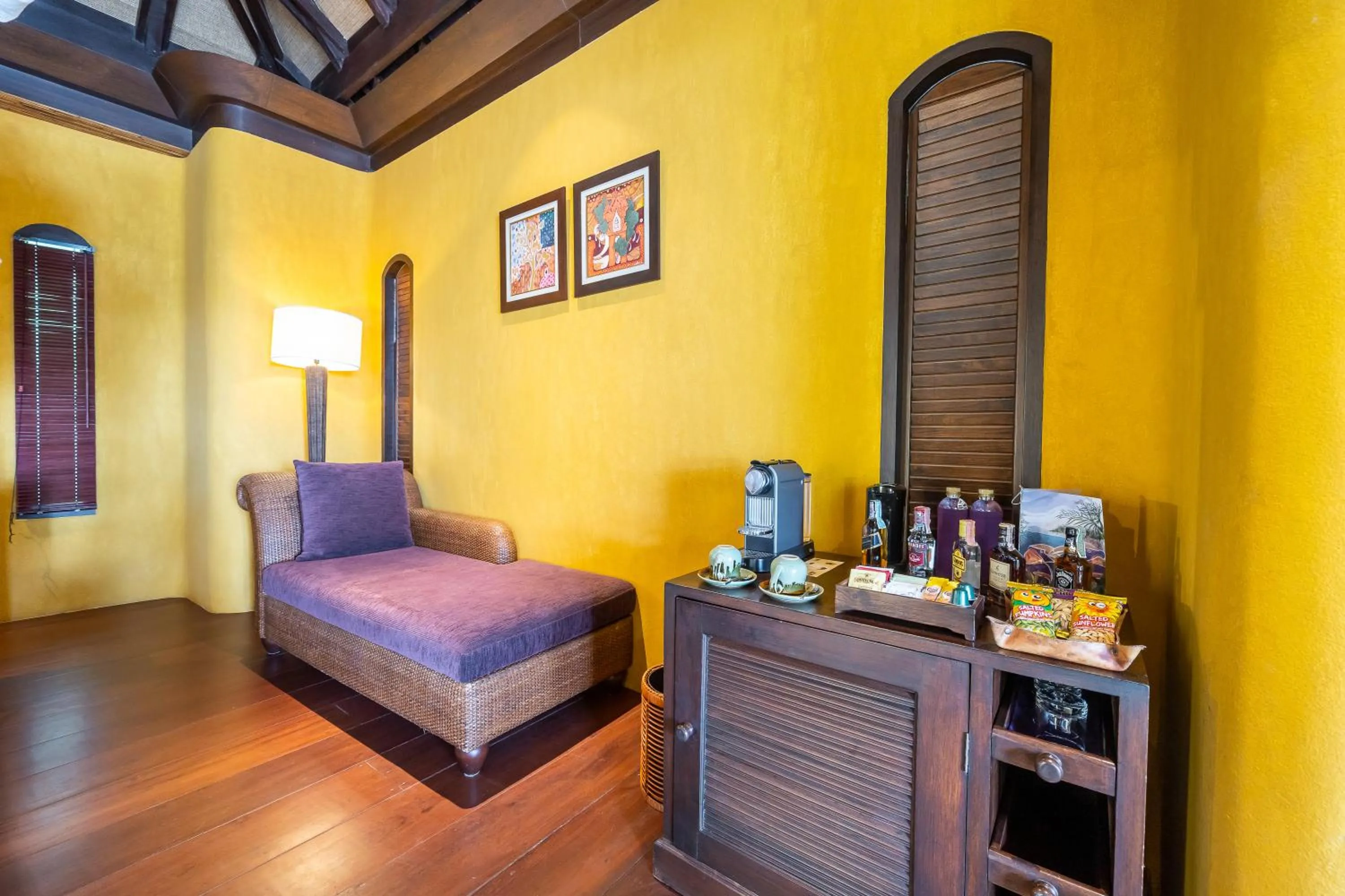 Seating area, Bed in Paradee