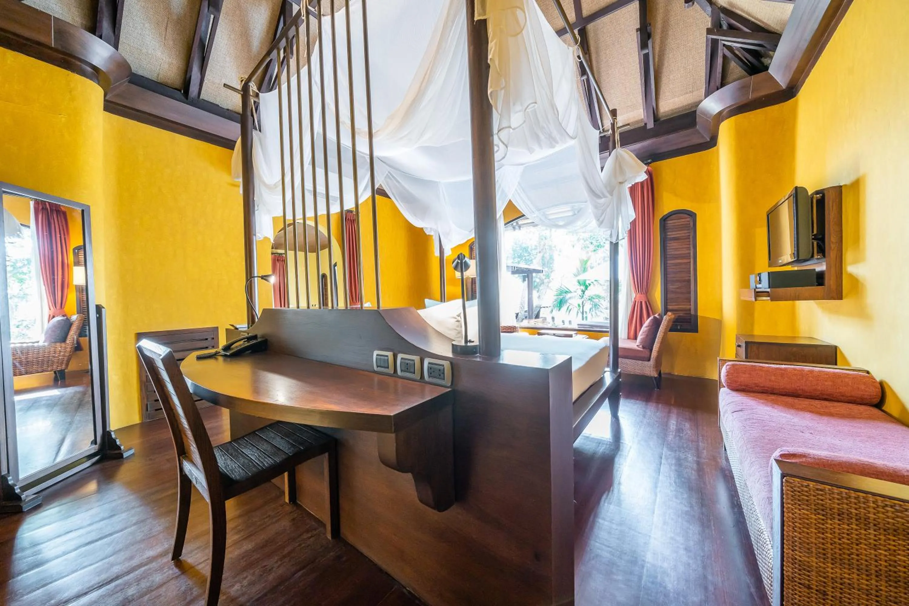 Seating area, Bed in Paradee