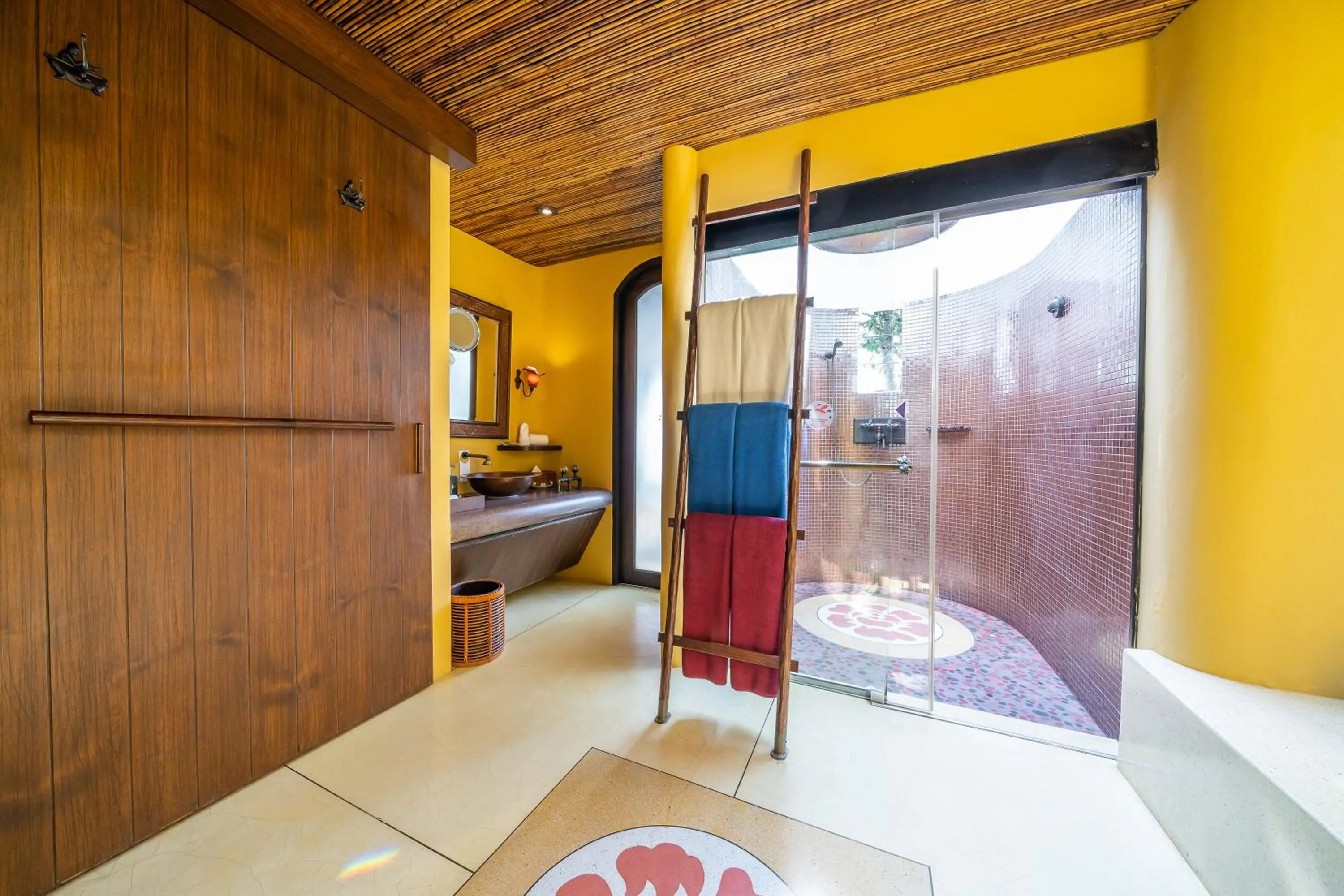 Bathroom, Bed in Paradee