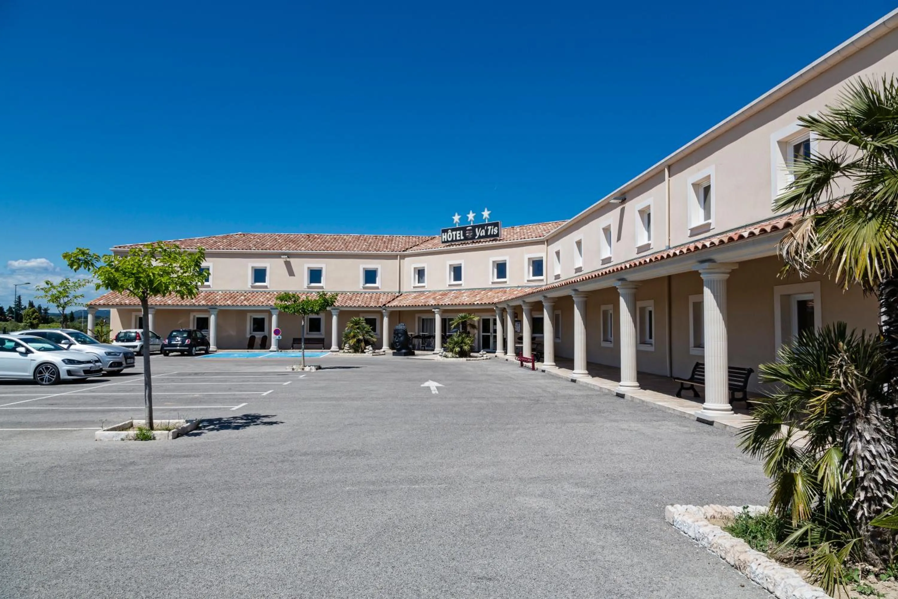 Facade/entrance in Le Ya'Tis