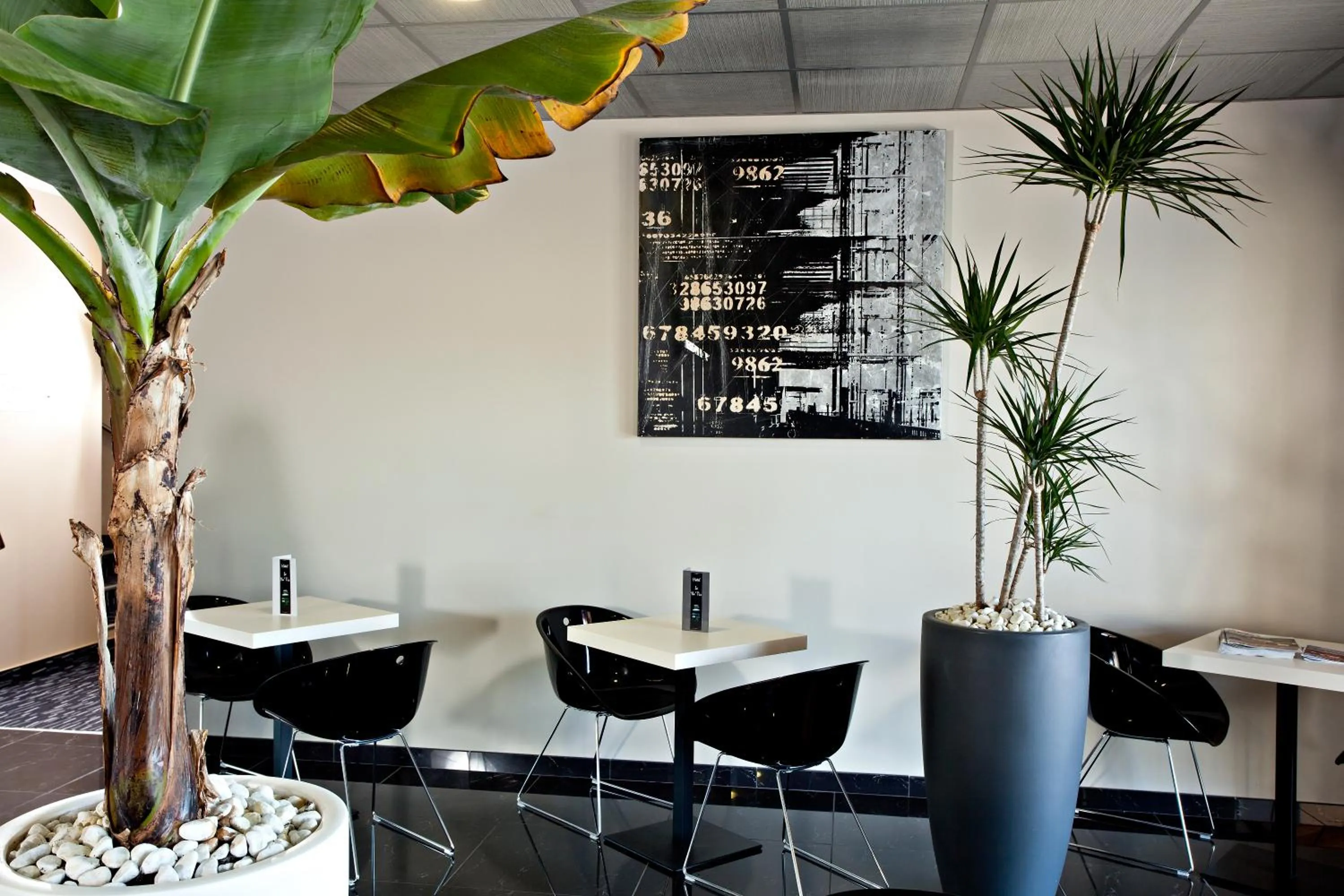 Restaurant/places to eat in Le Ya'Tis