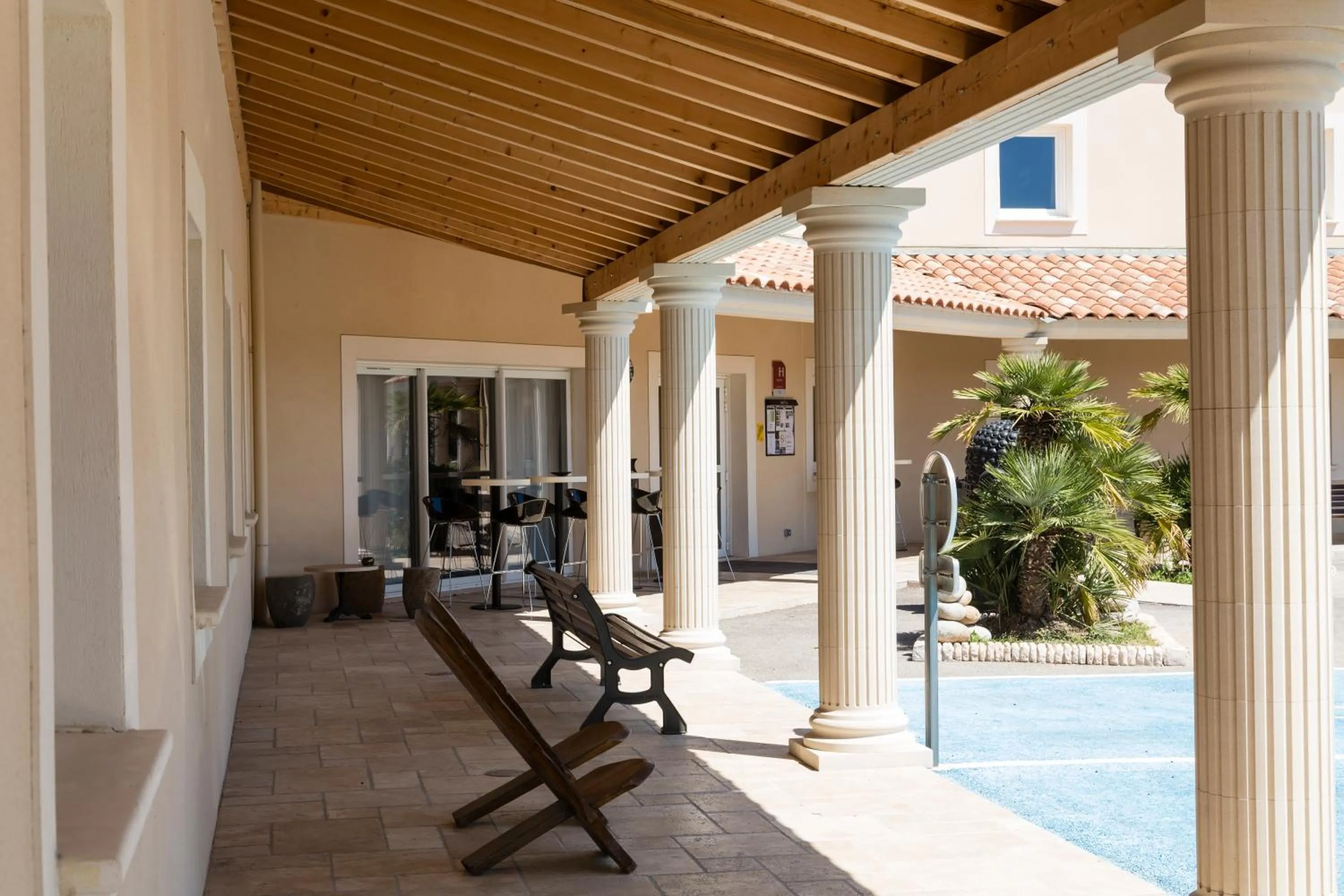 Facade/entrance in Le Ya'Tis