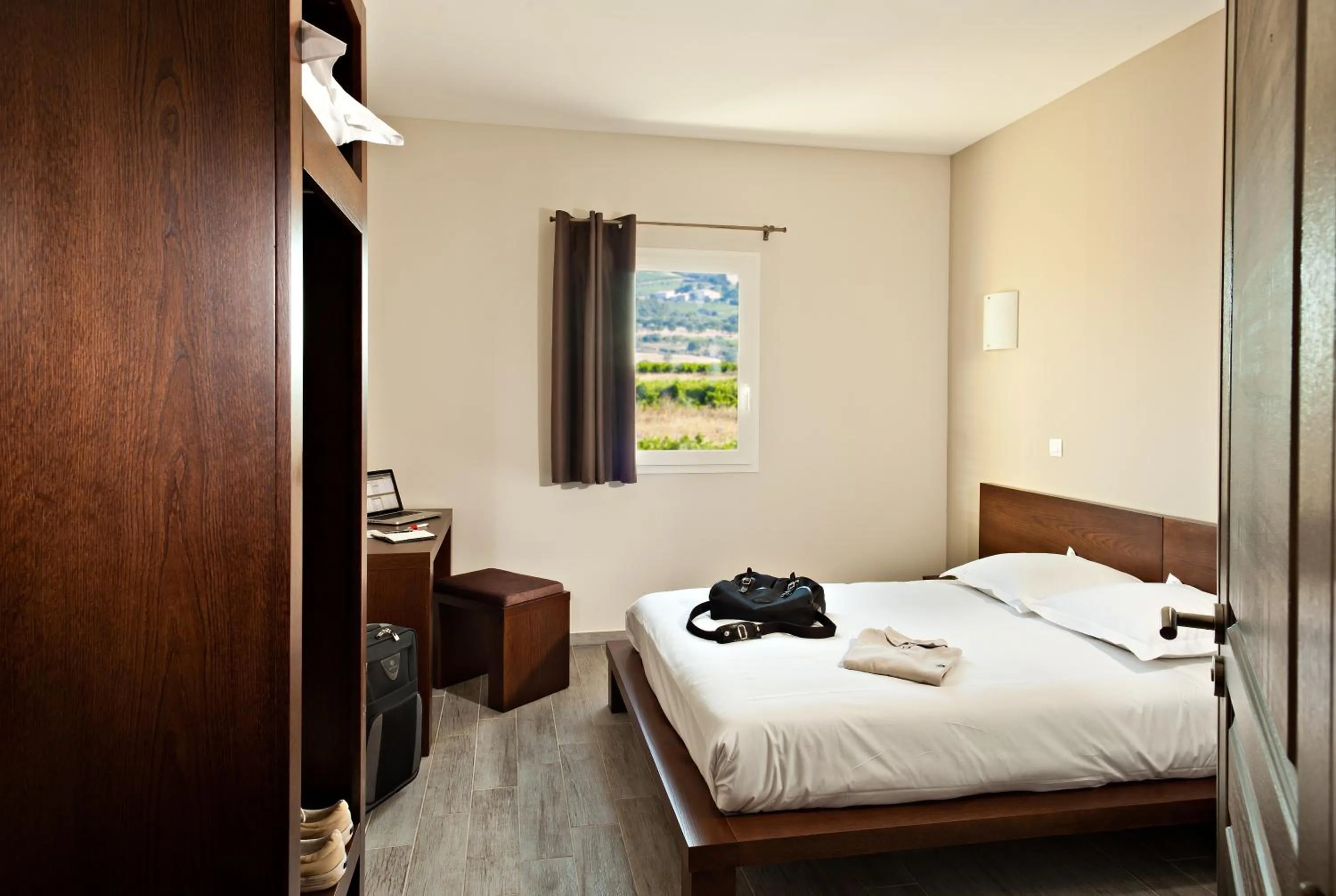 Bedroom, Bed in Le Ya'Tis