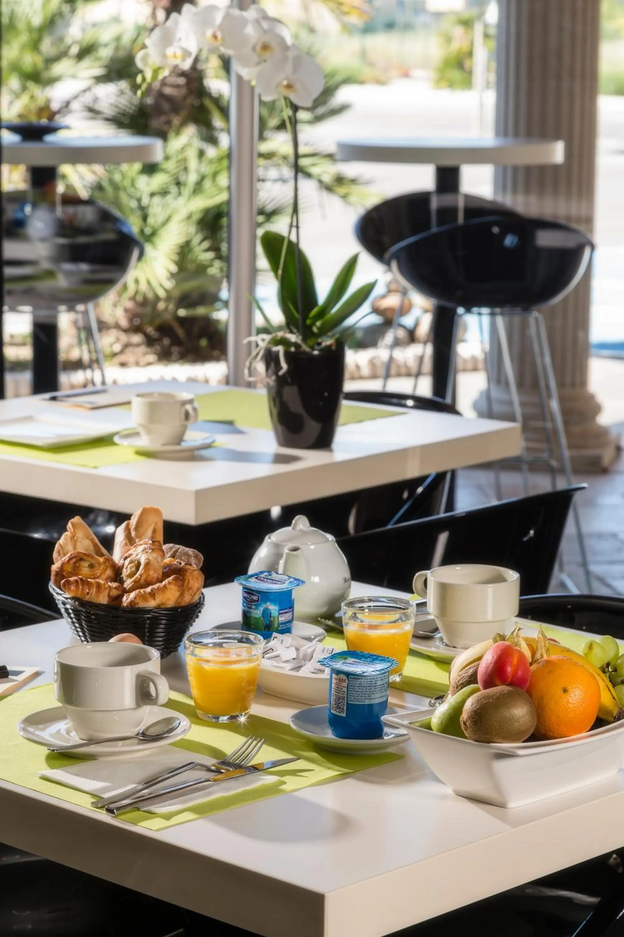 Restaurant/places to eat in Le Ya'Tis