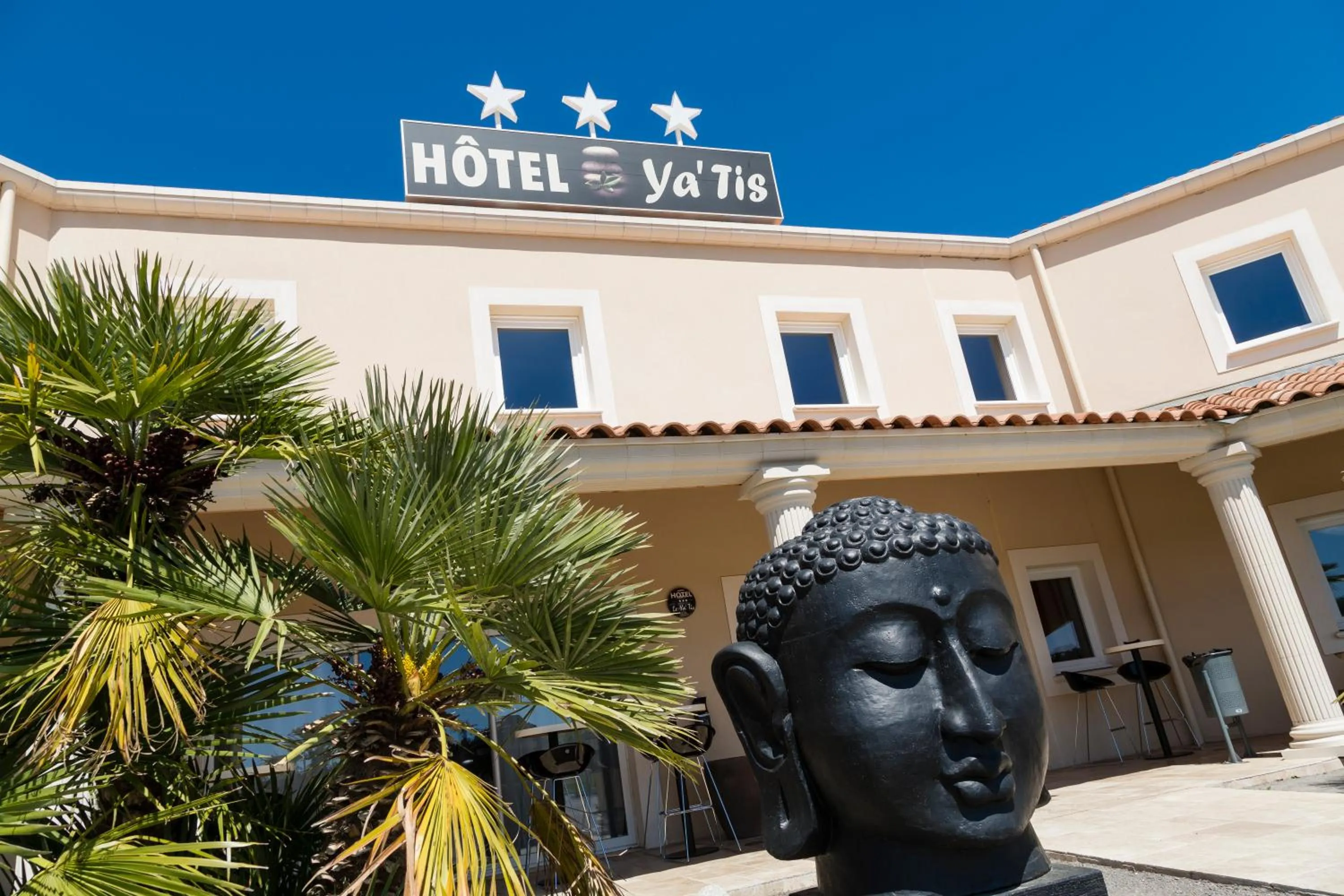 Facade/entrance in Le Ya'Tis