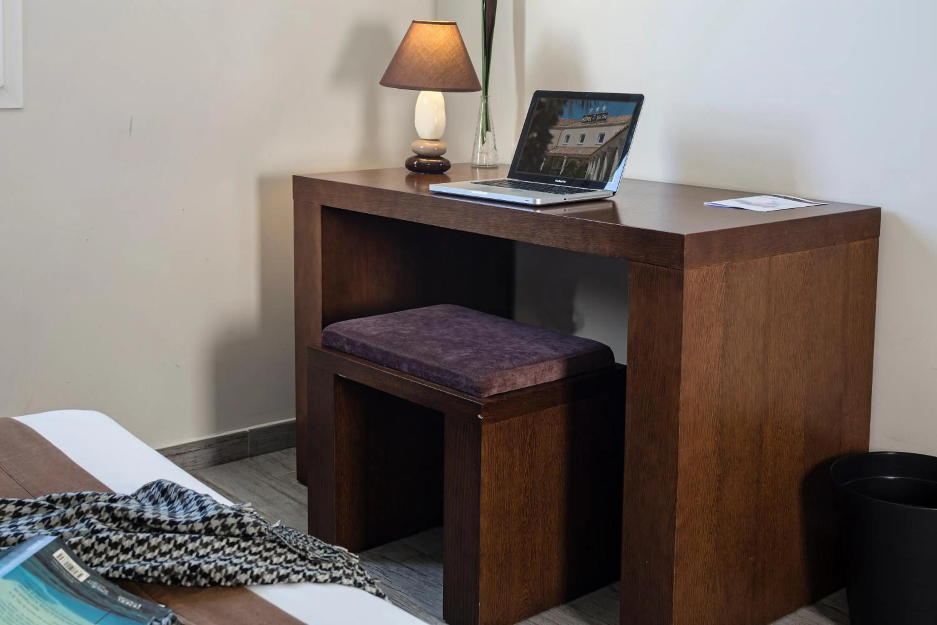 Seating area, Bed in Le Ya'Tis