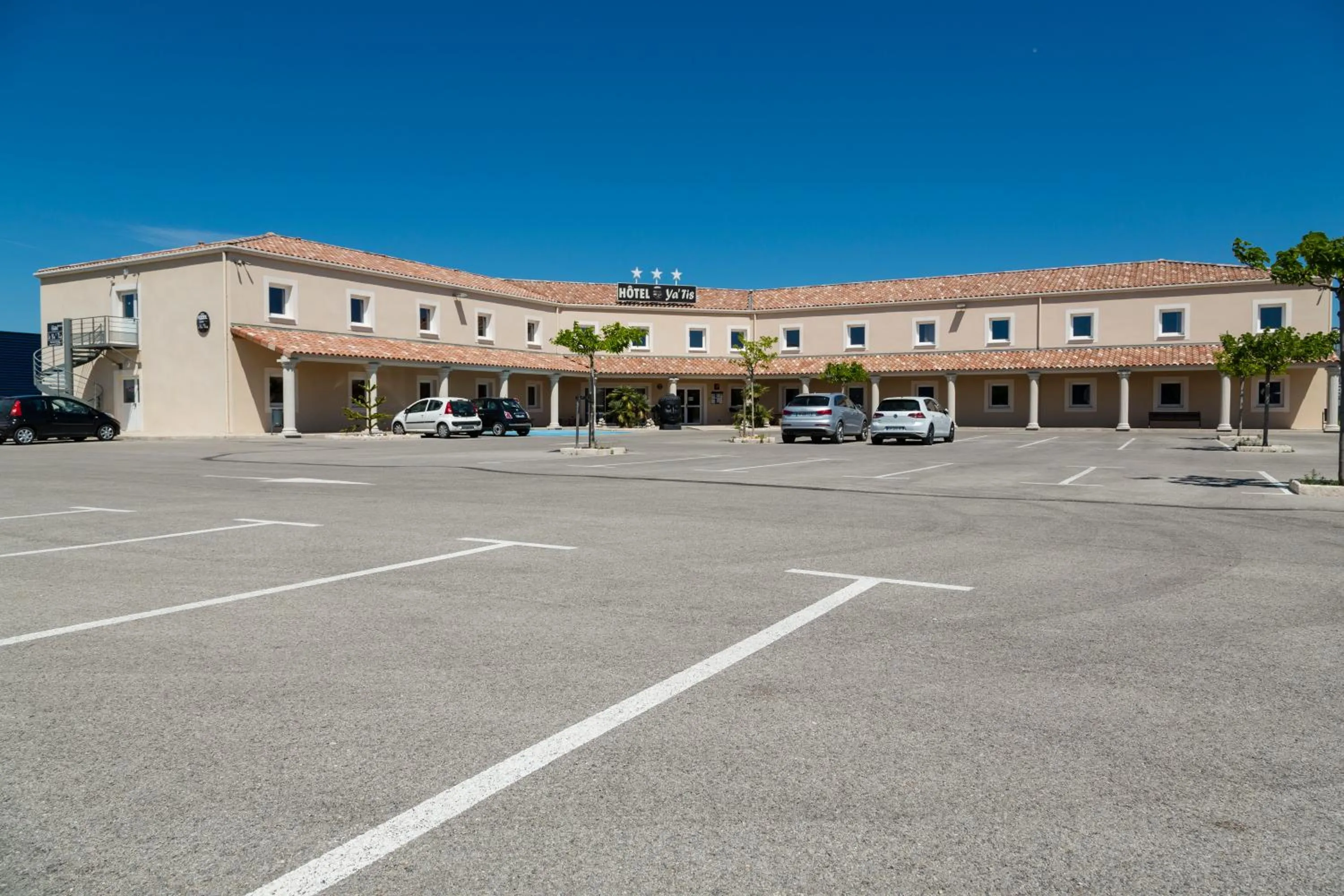 Facade/entrance in Le Ya'Tis