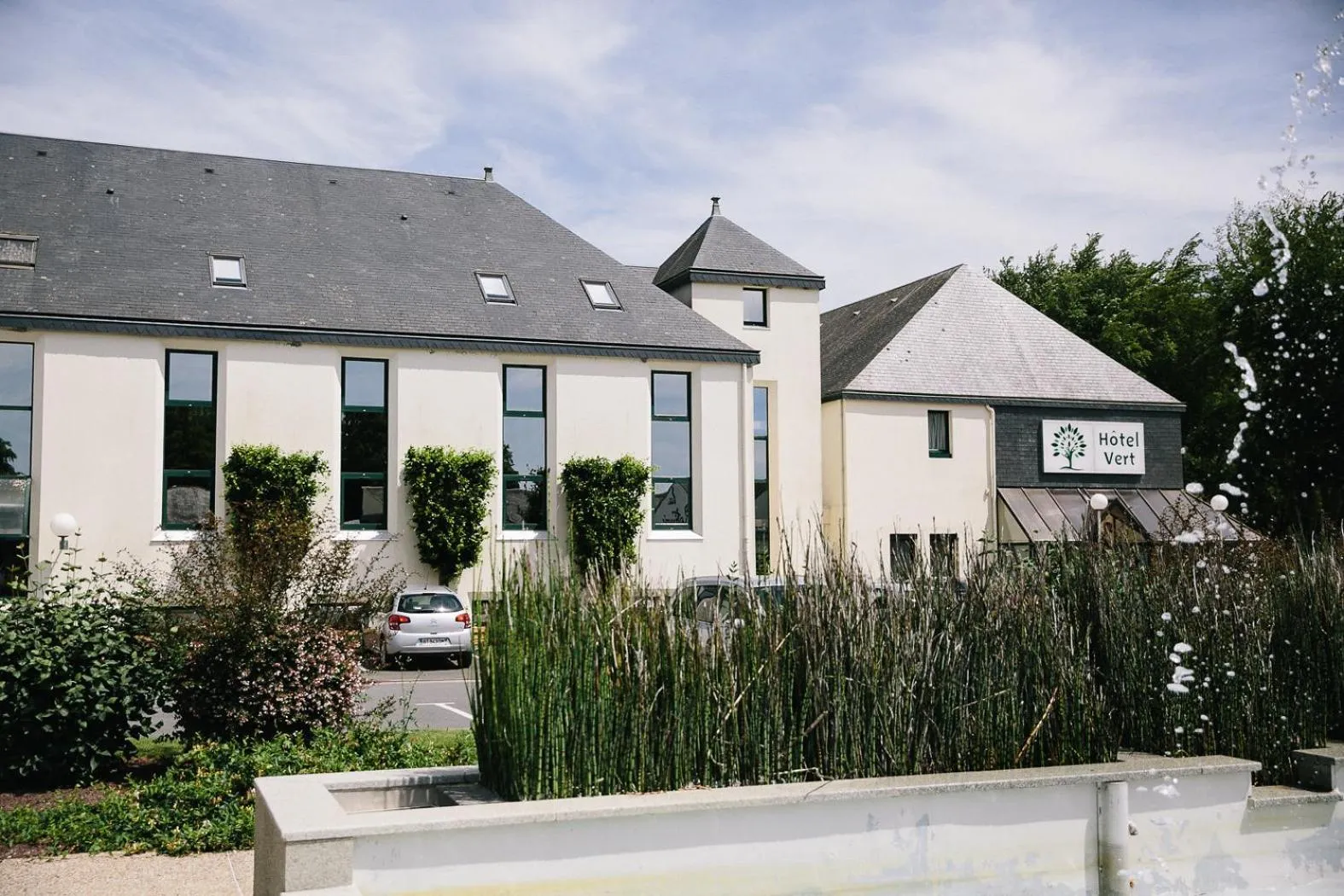 Property building in Hôtel Vert