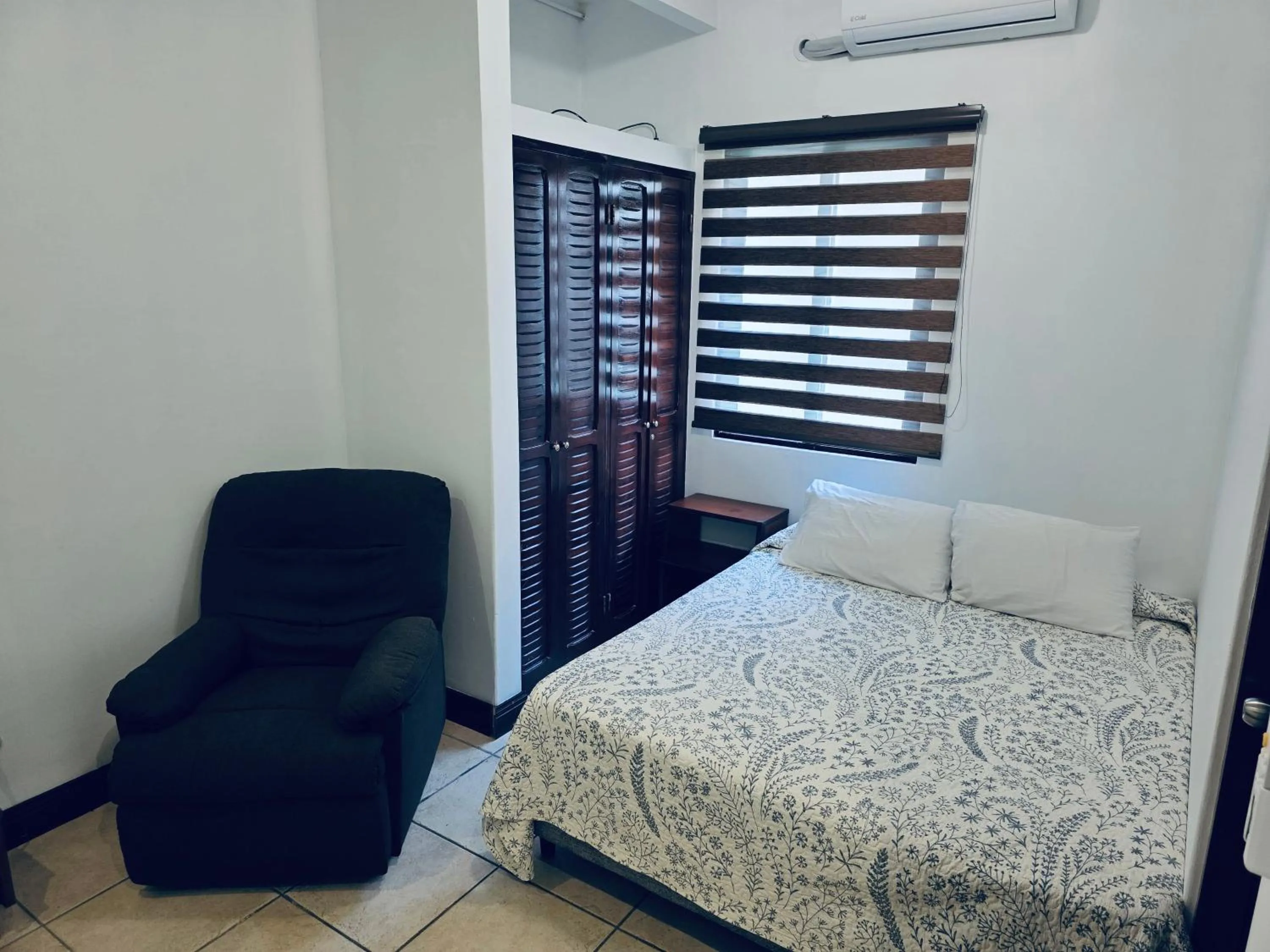 Small Double Room in Ester`s Place