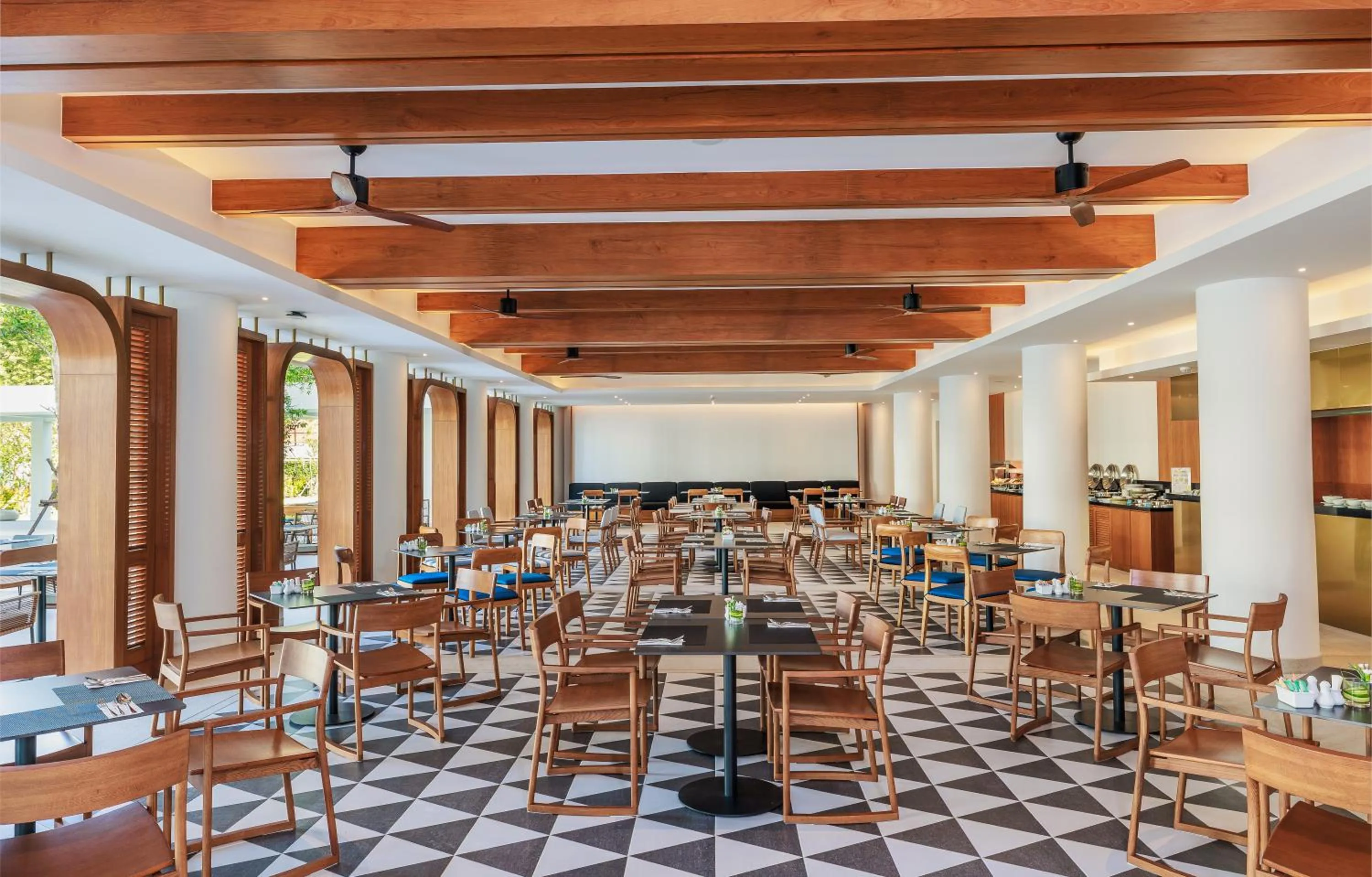 Restaurant/places to eat in Patong Beach Hotel by See2Sea