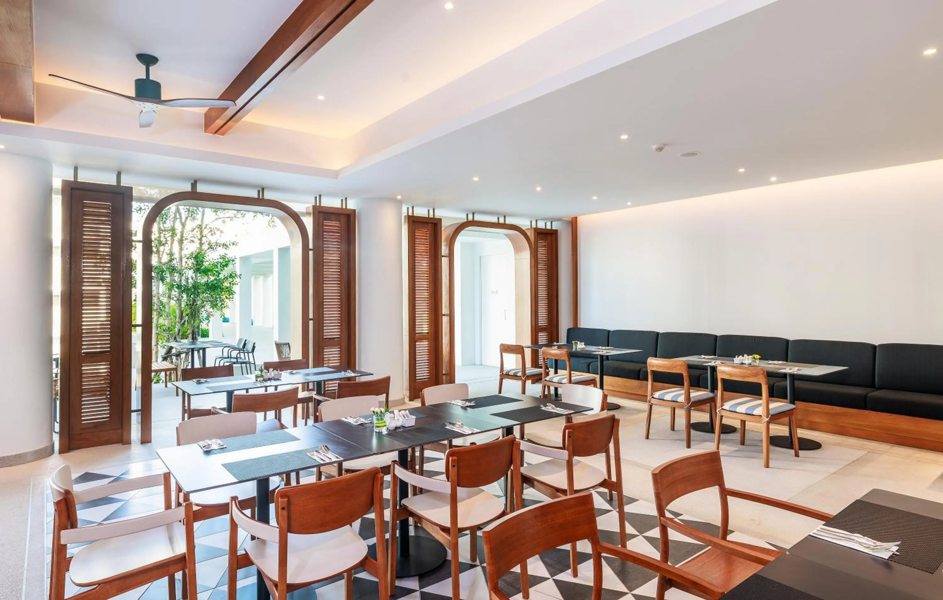 Restaurant/places to eat in Patong Beach Hotel by See2Sea