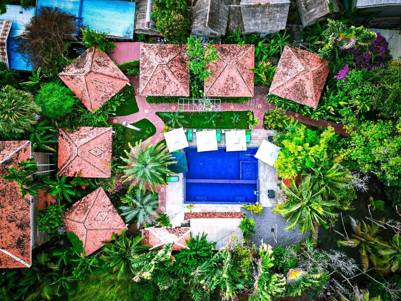 Property building in Au Cabaret Vert