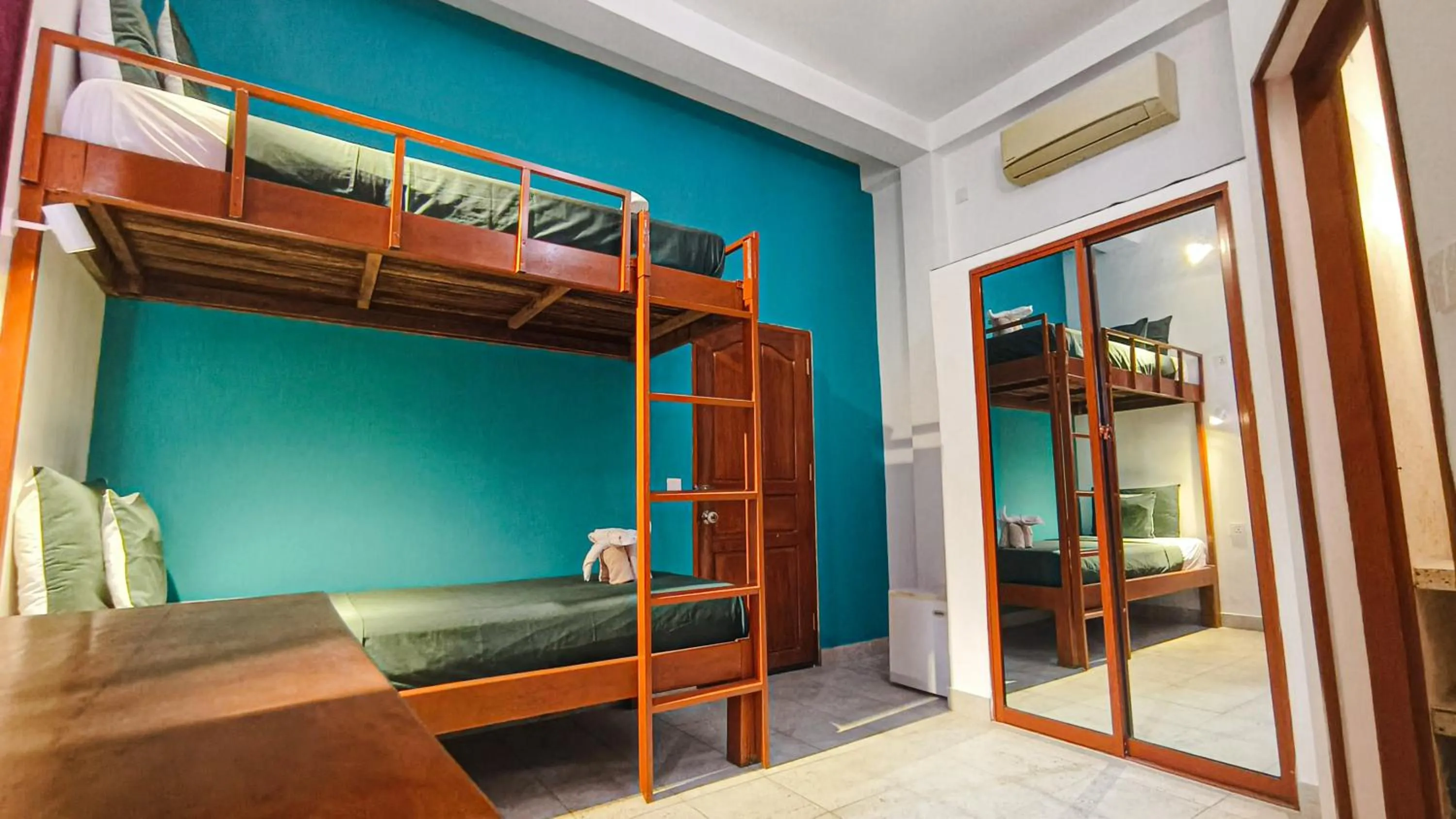 Bed in Au Cabaret Vert