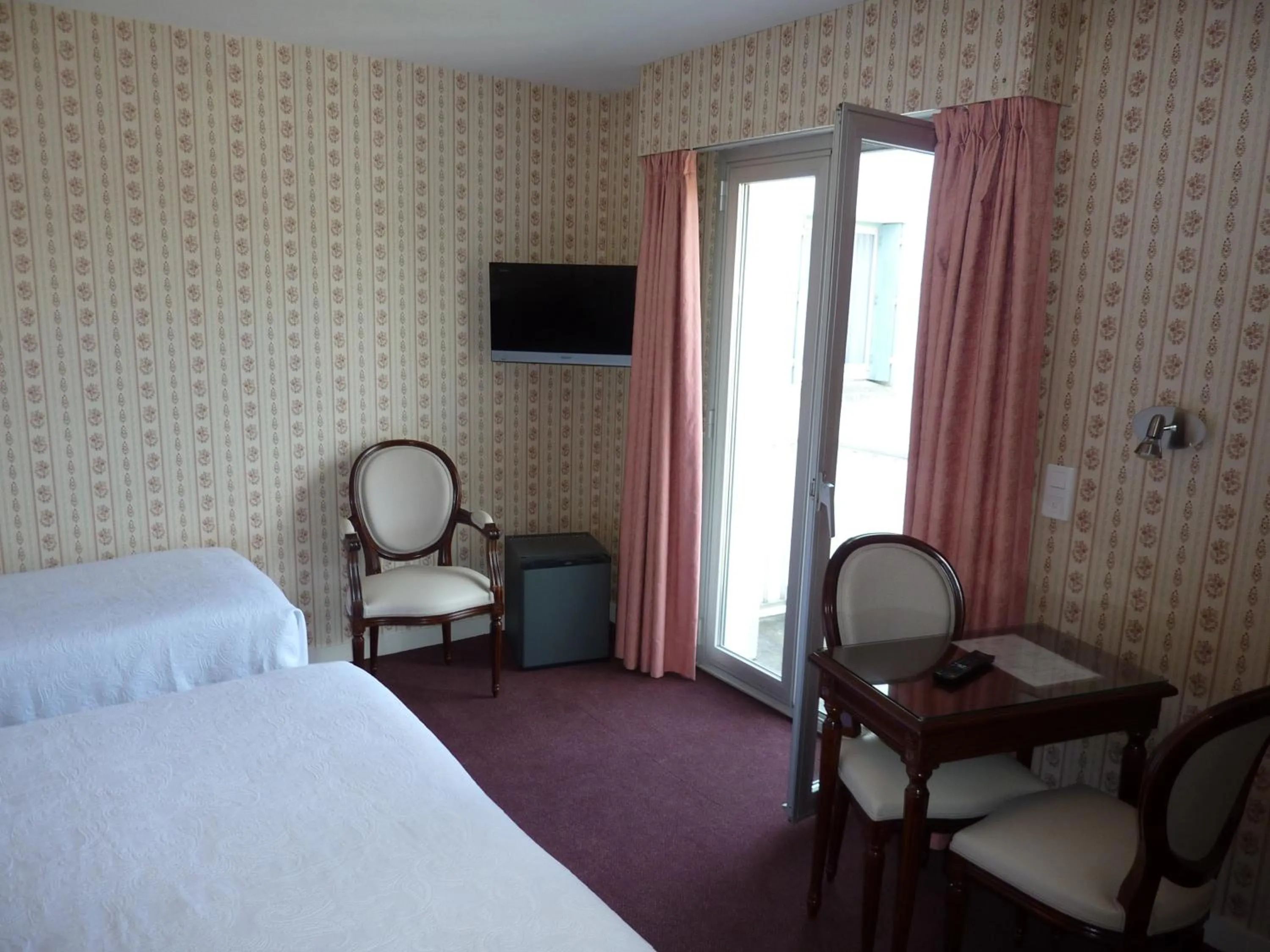 Photo of the whole room in Hôtel La Concorde