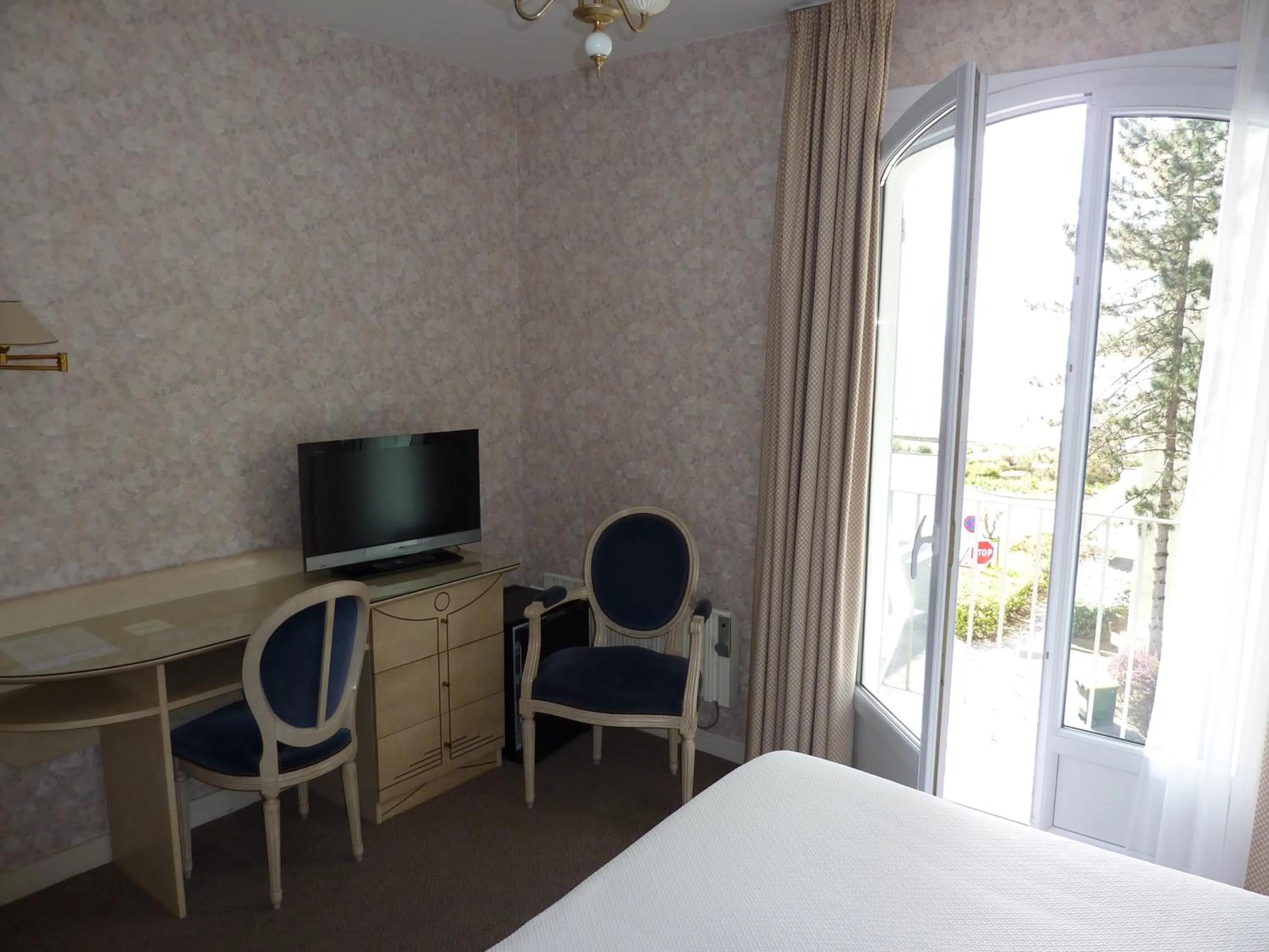 Bedroom in Hôtel La Concorde