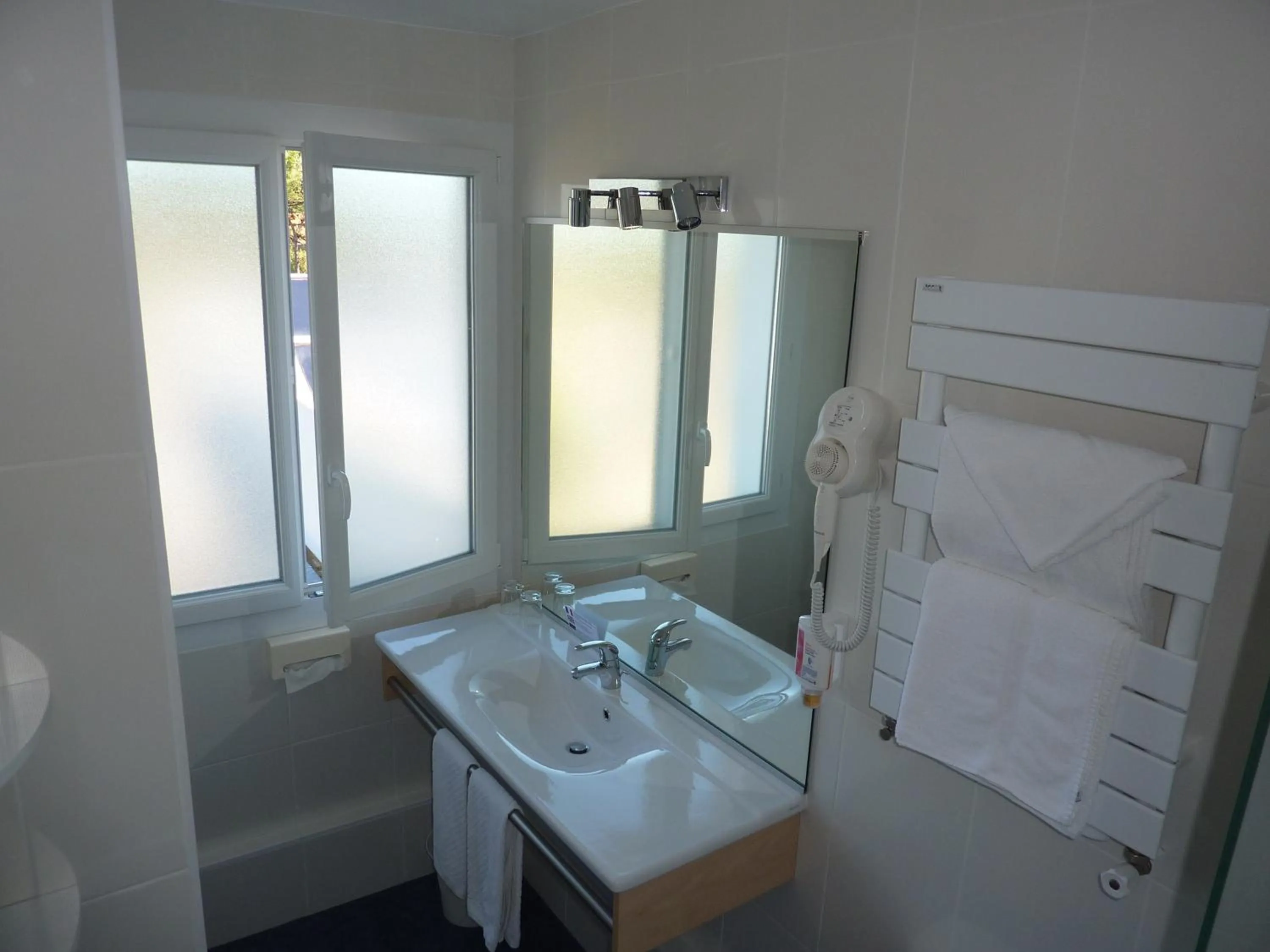 Bathroom in Hôtel La Concorde