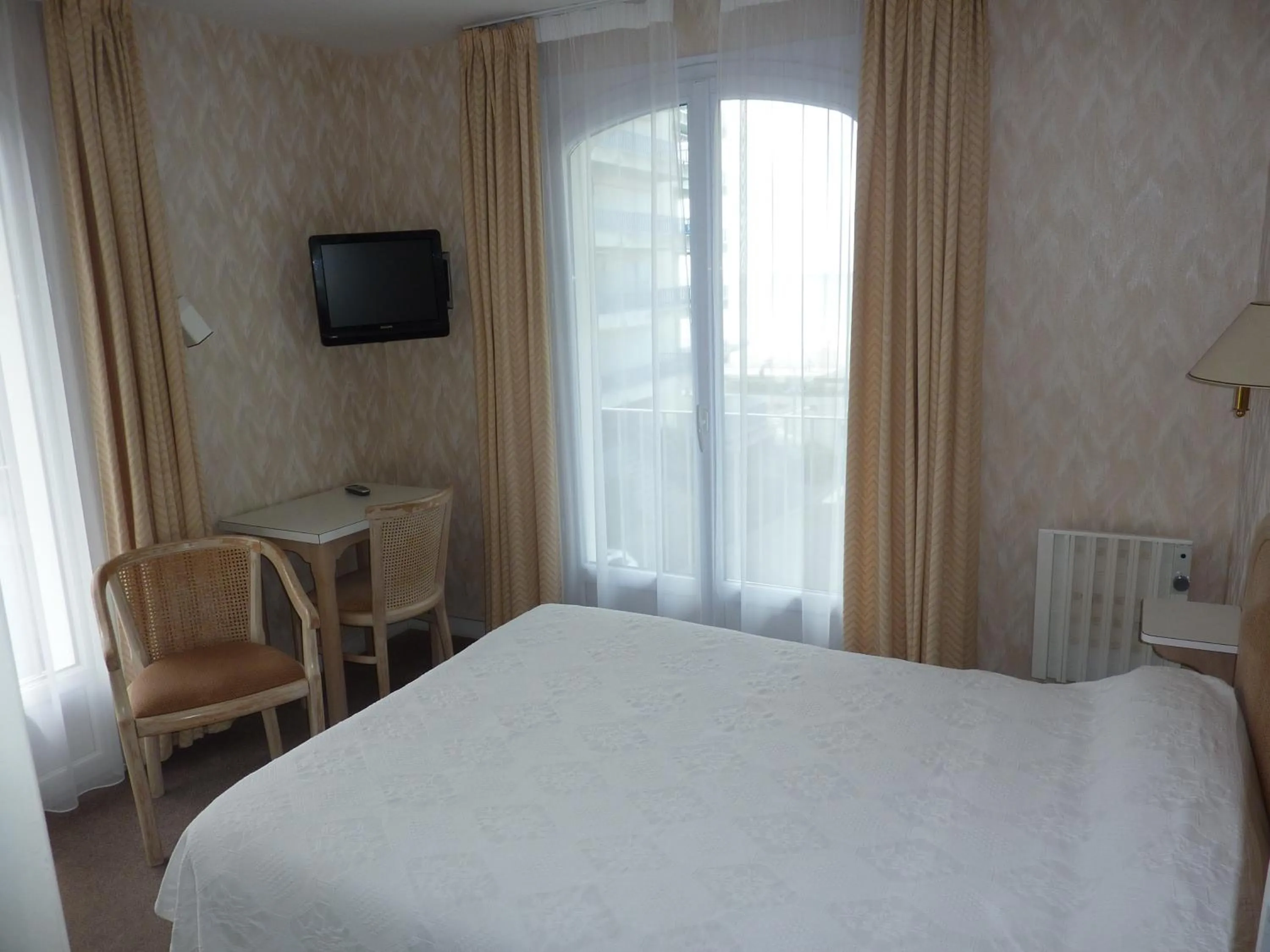 Bedroom in Hôtel La Concorde