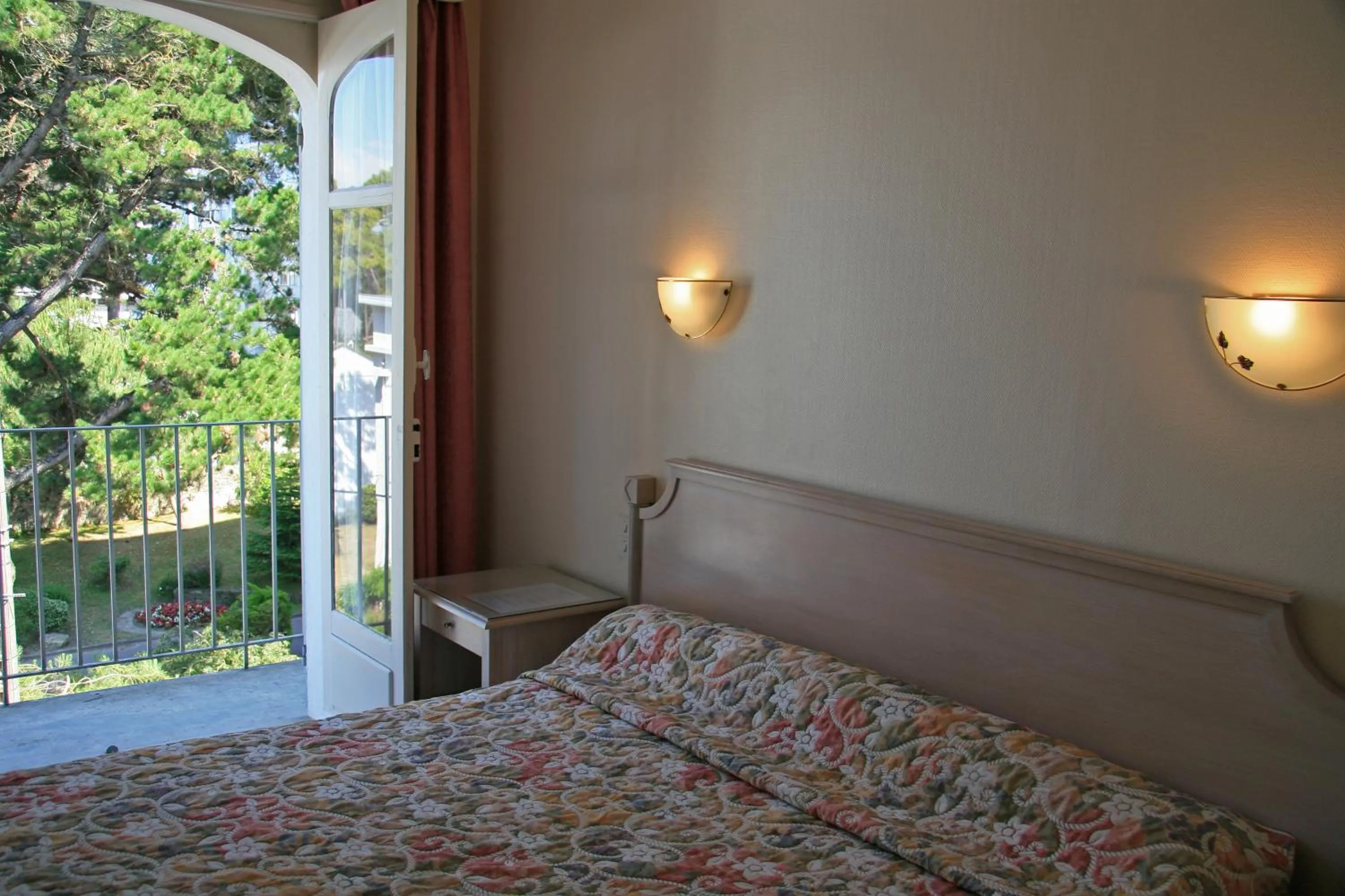 Bedroom in Hôtel La Concorde