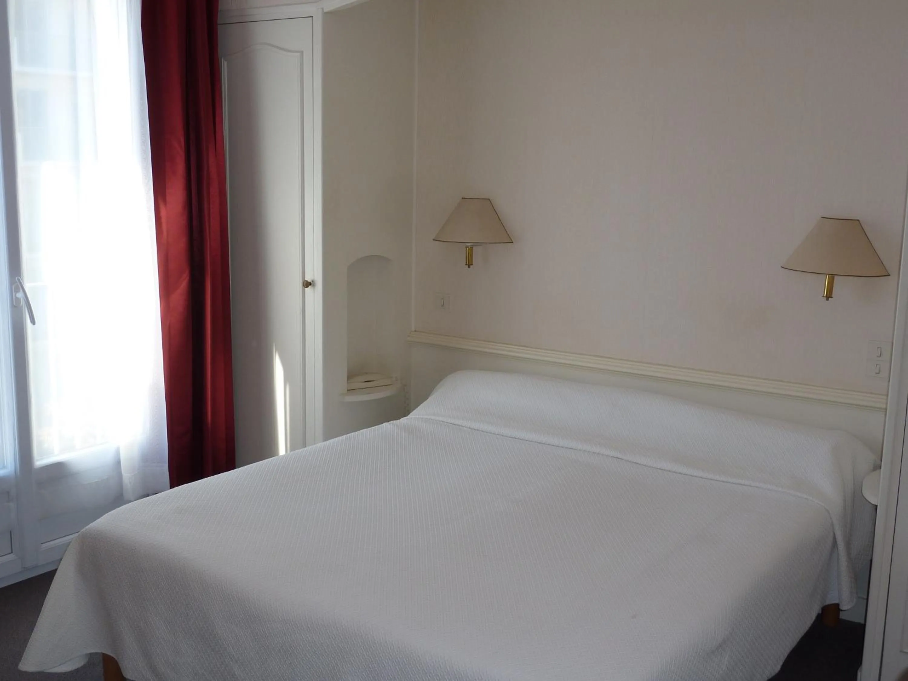 Bedroom in Hôtel La Concorde