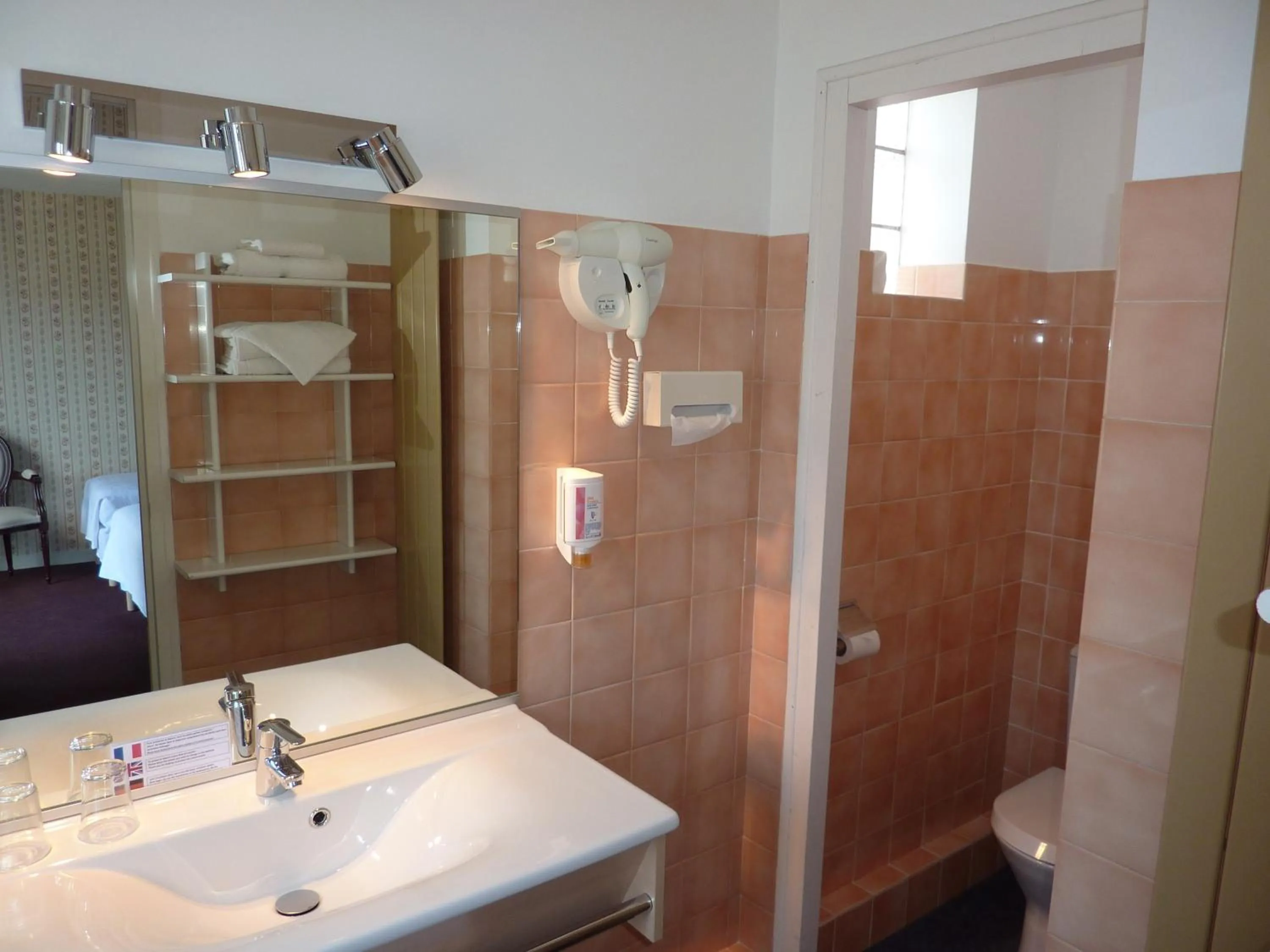 Bathroom in Hôtel La Concorde