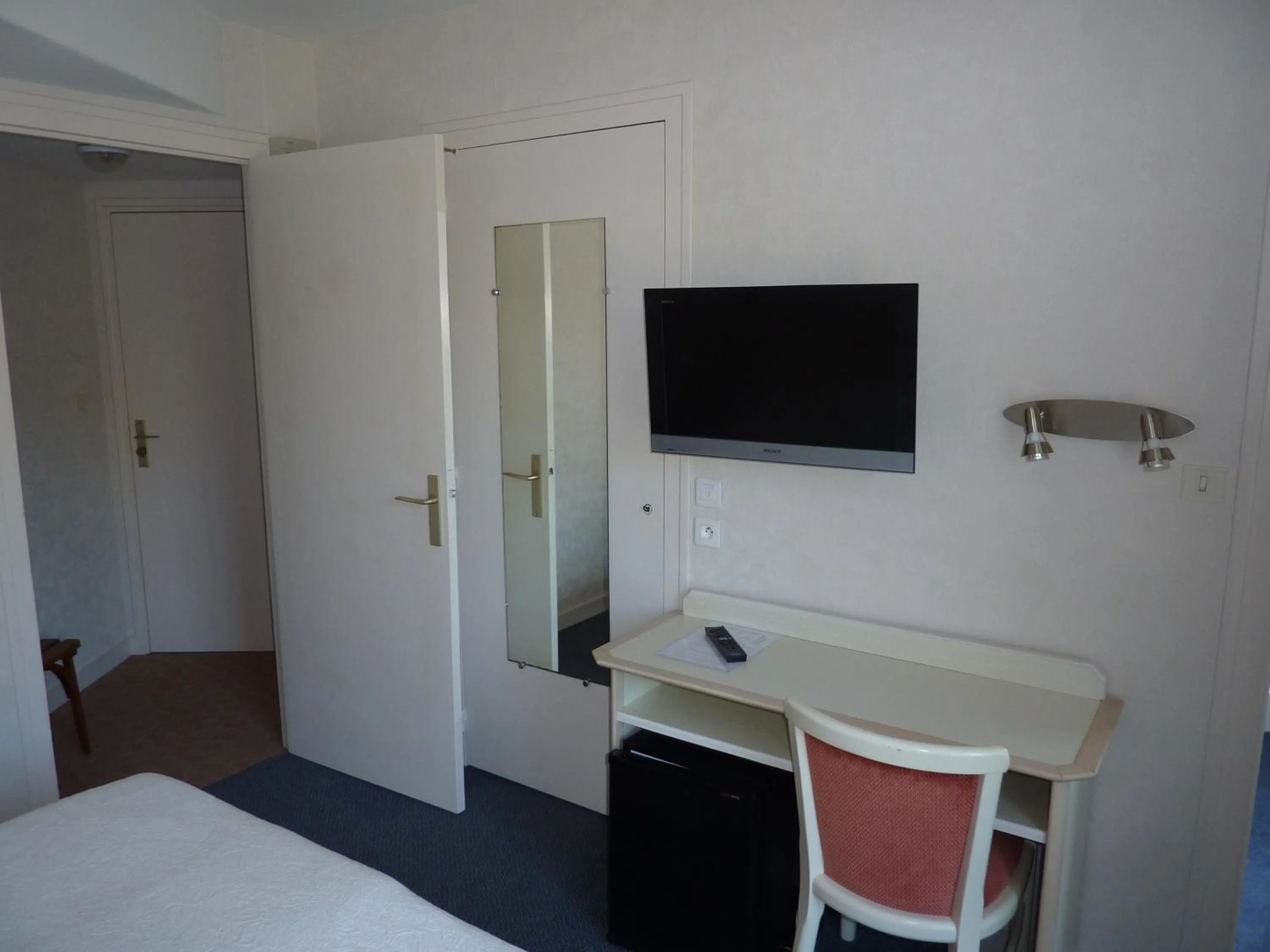 Bedroom in Hôtel La Concorde