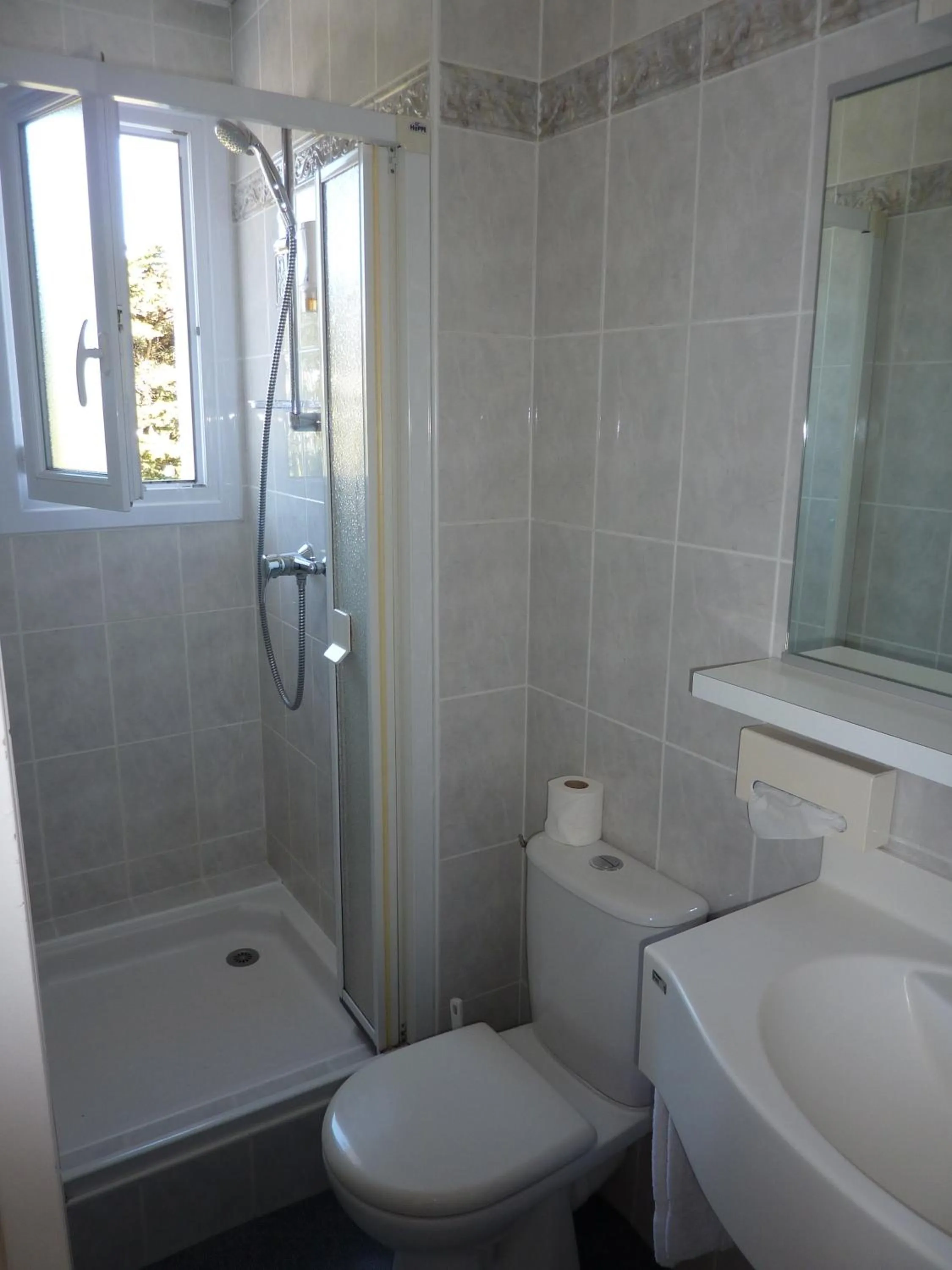 Bathroom in Hôtel La Concorde