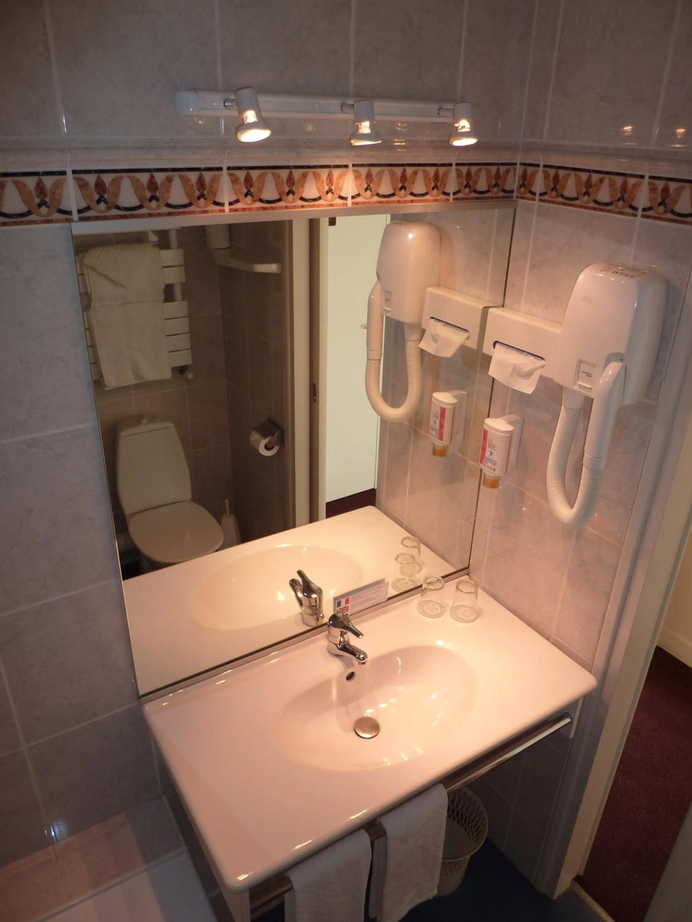 Bathroom in Hôtel La Concorde