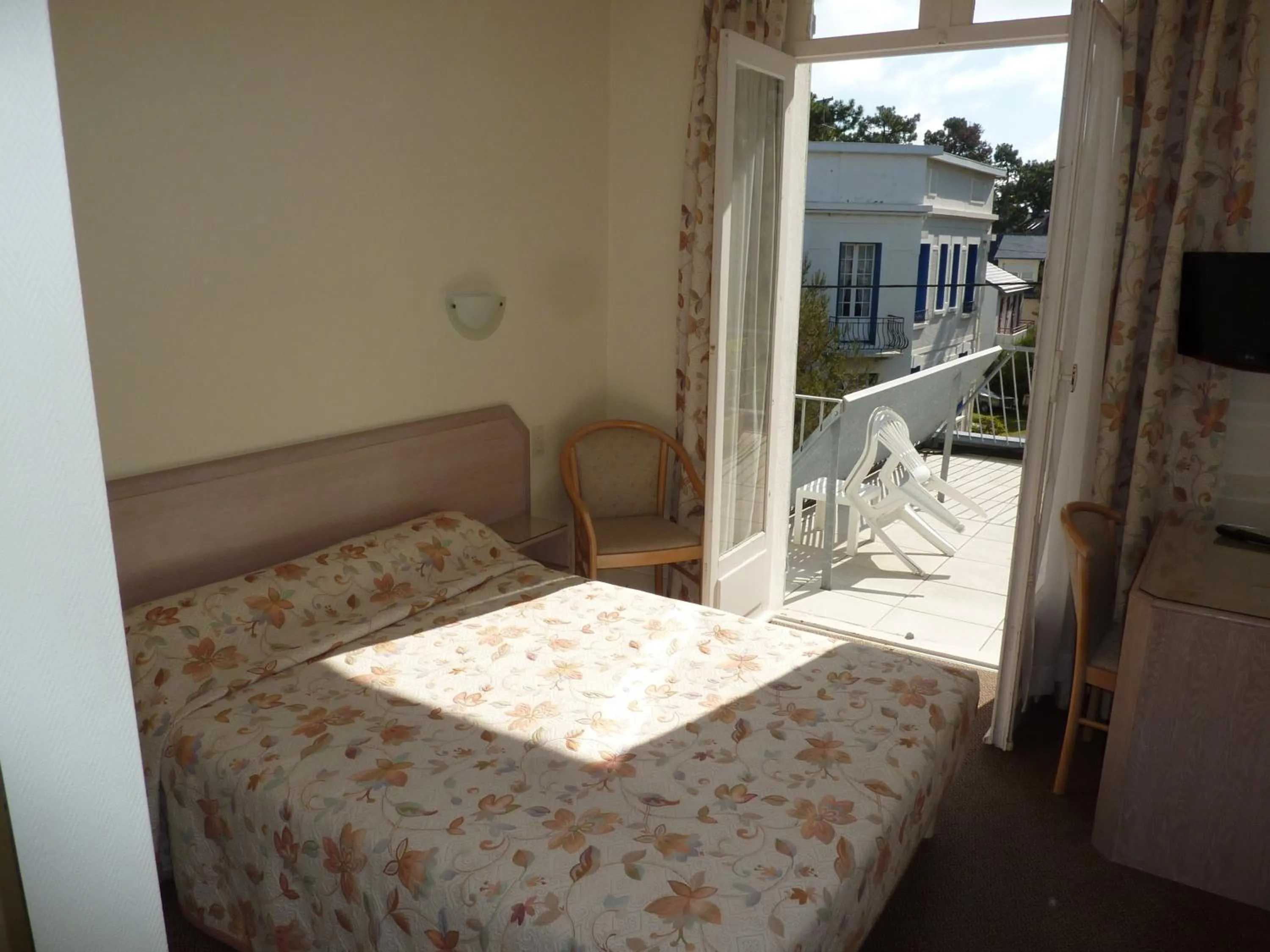 Bedroom in Hôtel La Concorde