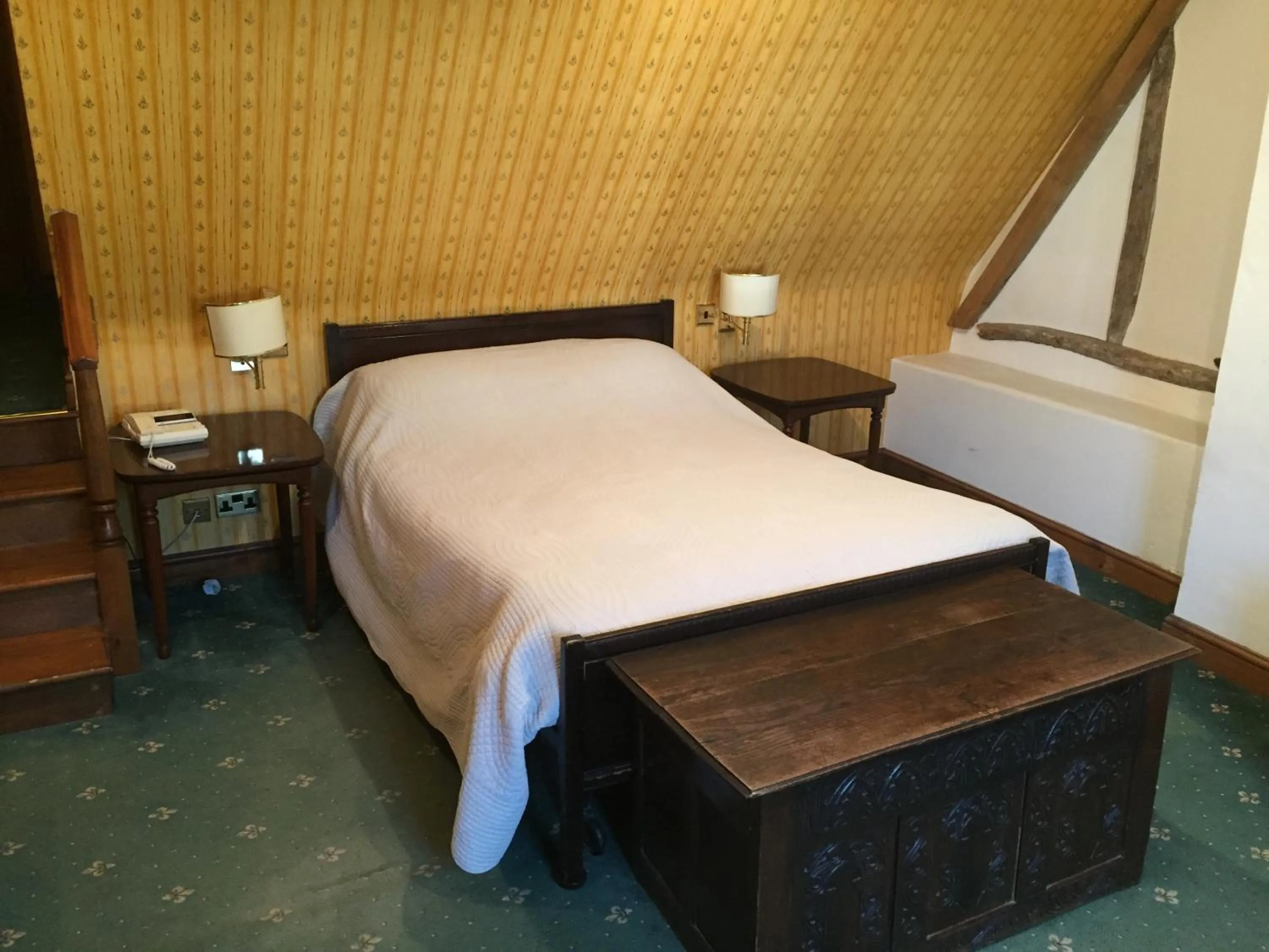 Bedroom, Bed in Cross Keys Hotel Chatteris