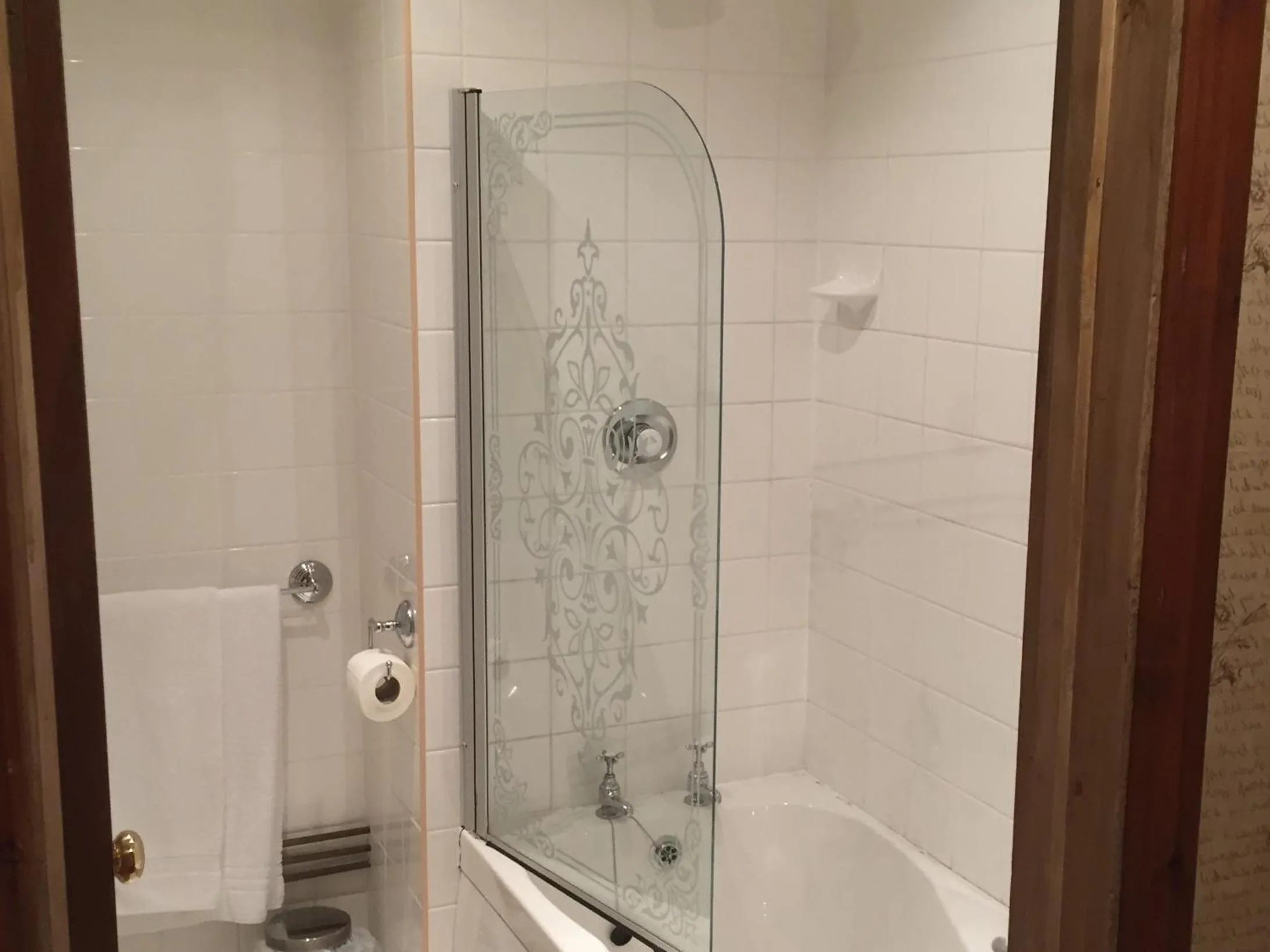 Bathroom in Cross Keys Hotel Chatteris