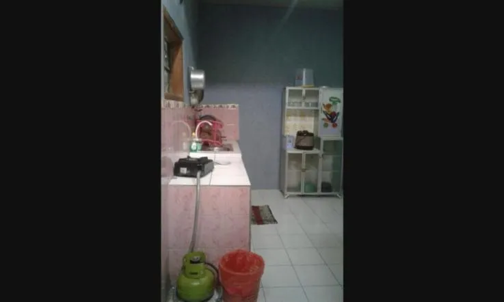 Communal kitchen in Fajar Home Stay Batukaras