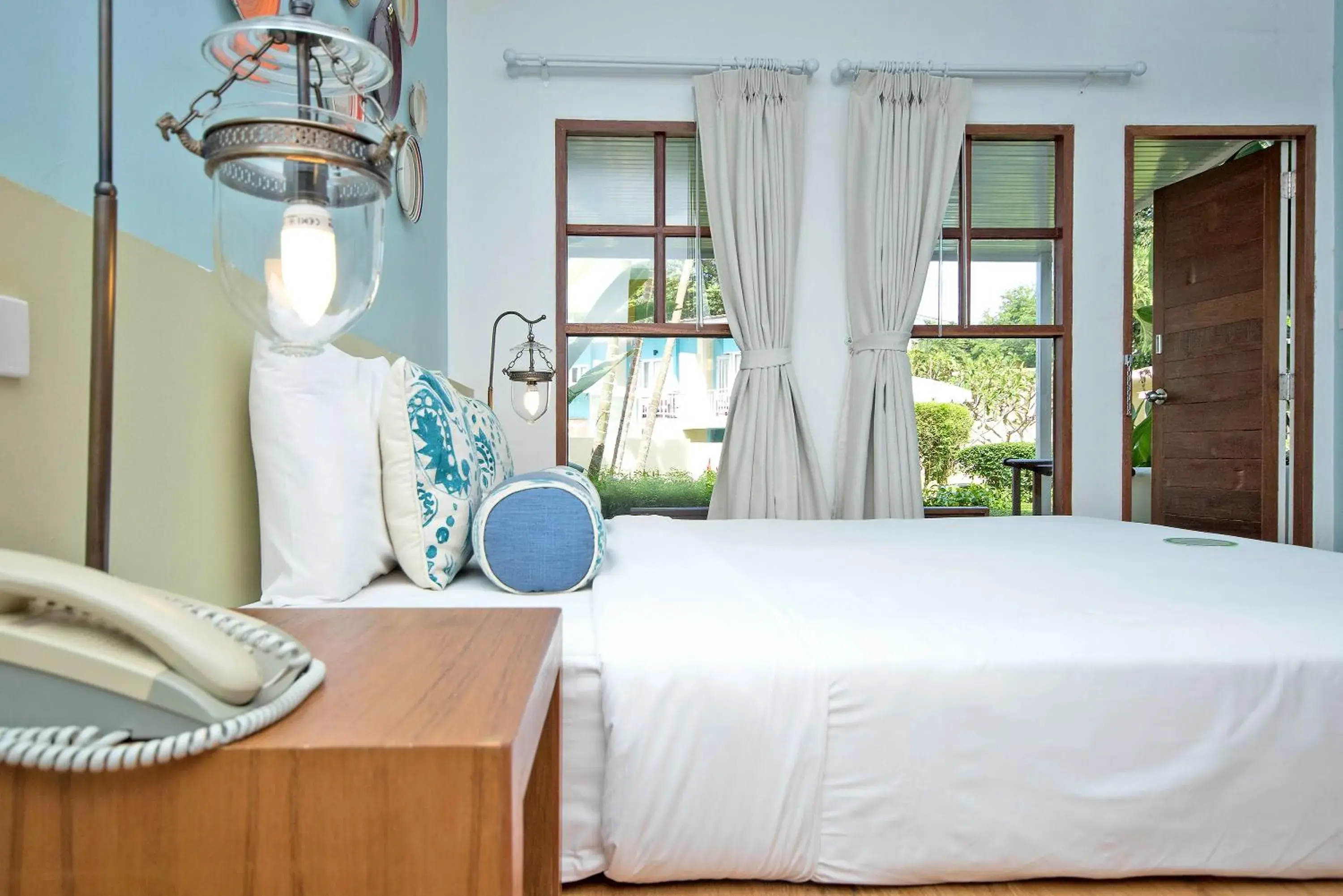 Bedroom, Bed in Aqua Beads Samed Bedroom, Bed in Aqua Beads Samed