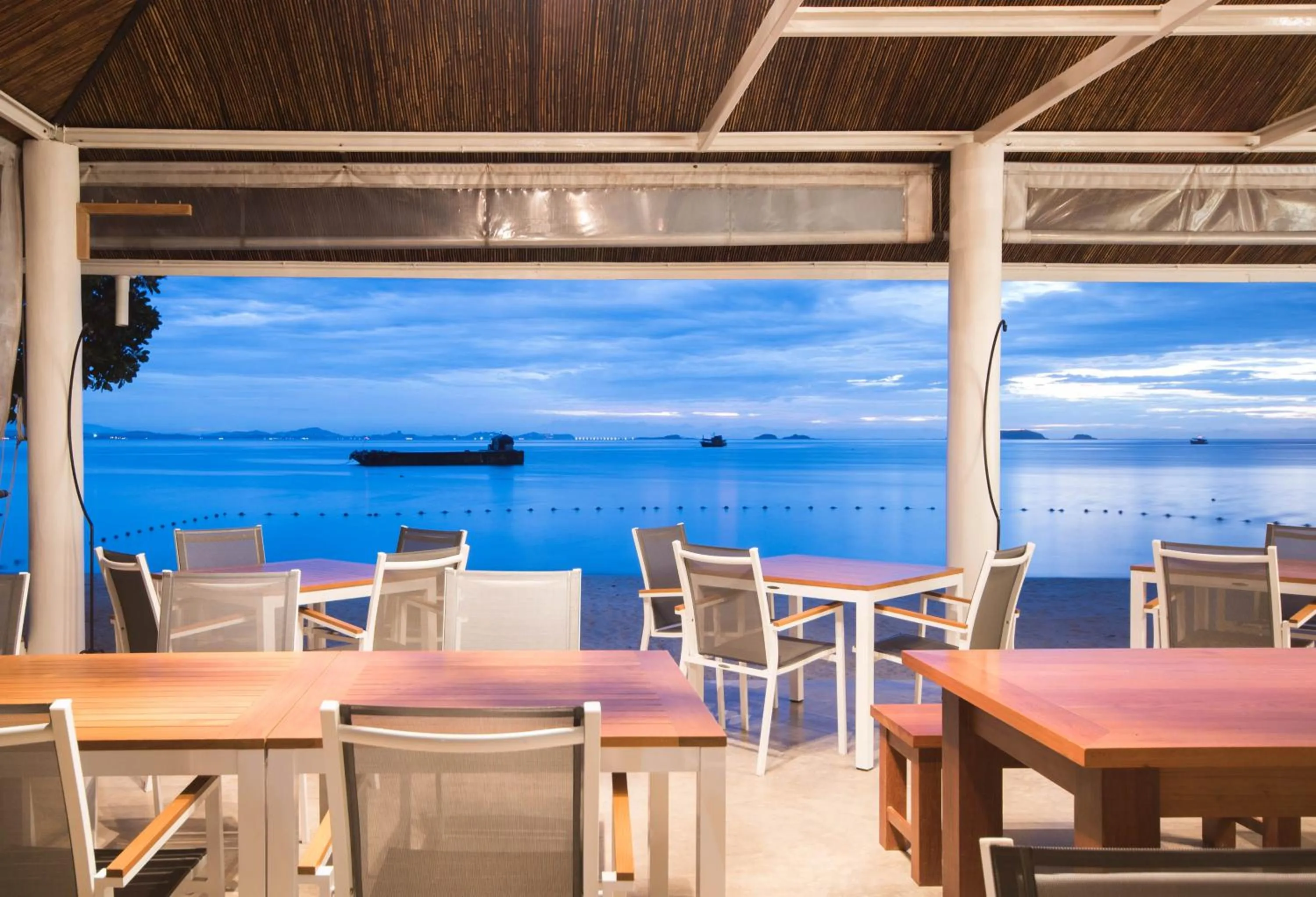 Restaurant/places to eat in Aqua Beads Samed