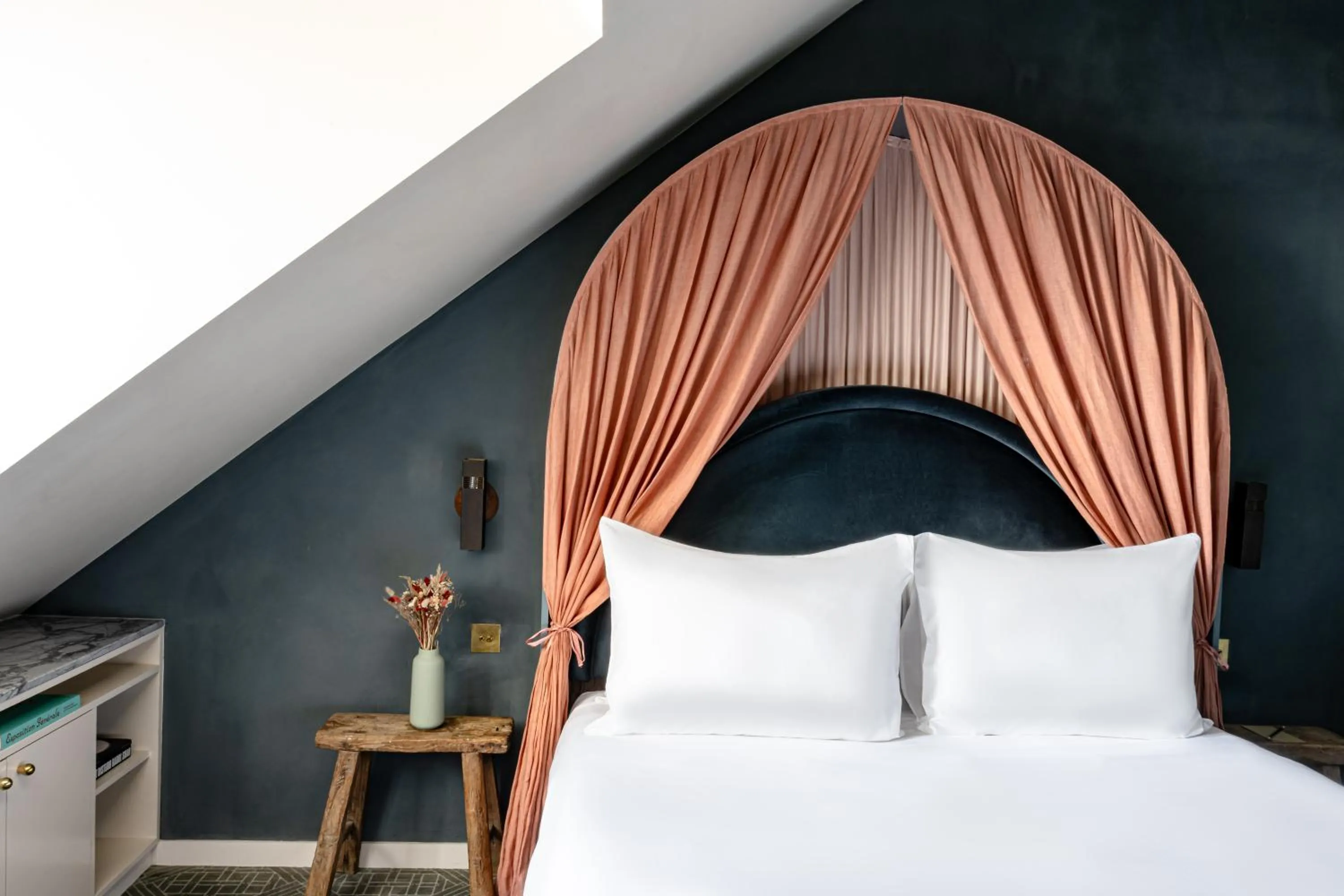 Bed in Grands Boulevards Experimental